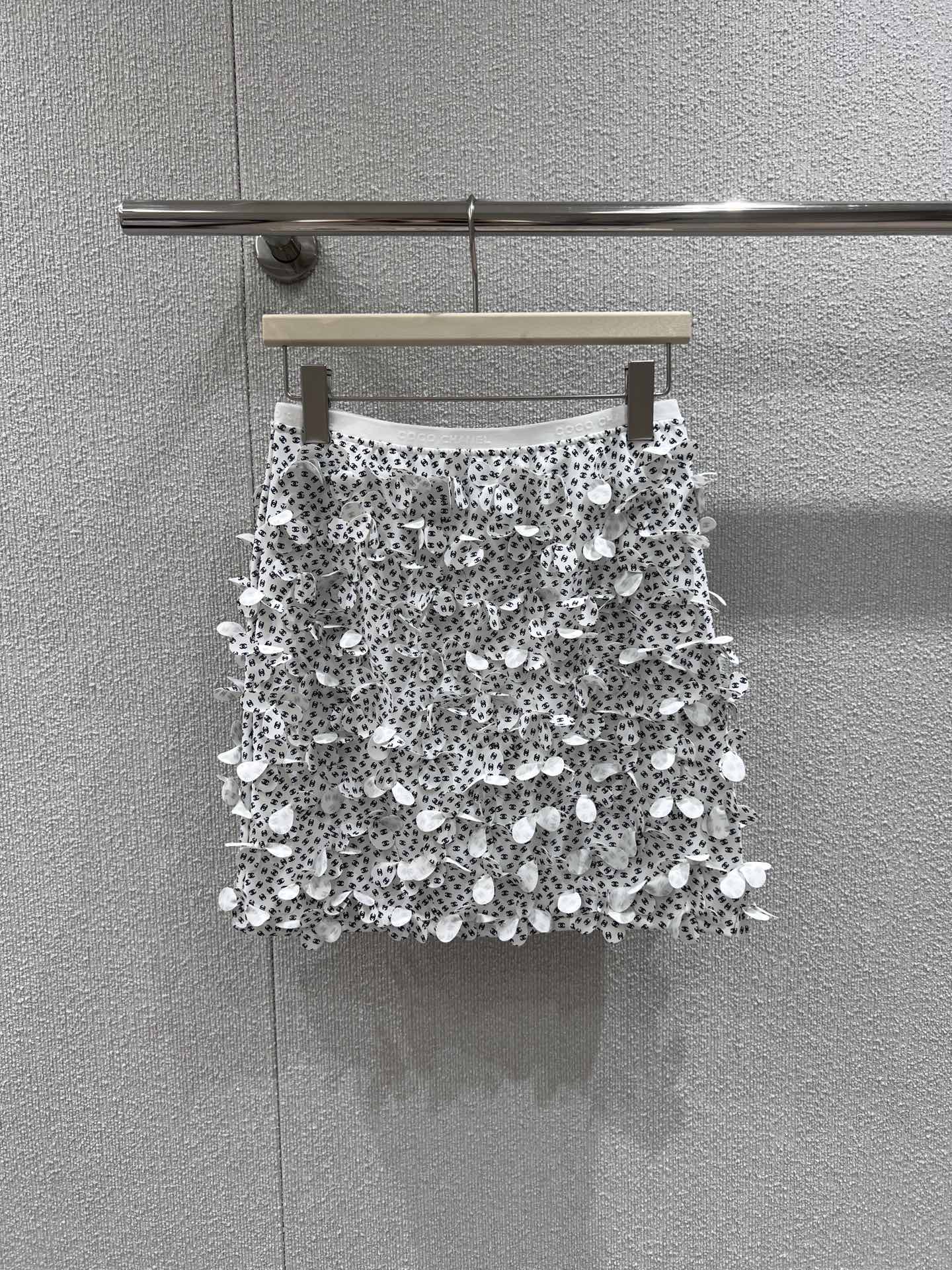 NO:420338,Supports a half-model Chane* 25Ss early spring new model, heavy industry flower halter neck vest + short skirt suit丨Exclusive high-end production!  Handmade flower vest, black and white colors available, full of double C letter logos, combined with three-dimensional petal shape, full of fragrance, noble and gorgeous style, chest clavicle, moderate skin exposure, shoulder and neck lines, cute reveal sexy, high-quality, full texture, easy to become the visual focus, loose and elegant outfit, first choice for vacation, S/M/L real photos, details of S/M/L, chanel, chanel, skirts, alexander wang19860909支持换款半 Chane* 25Ss早春新款 重工花朵挂脖吊带背心+短裙套装丨独家高版出品！手工花朵背心 通体黑白两色可选 满铺点缀双C字母徽标 配合立体花瓣状造型 满满香家贵气华丽风格 胸口锁骨适度露肤 修饰肩颈线条 可爱中透露性感 品相高级 质感十足 轻松成为视觉焦点 穿搭松弛气质 度假首选 现货发售S/M/L实拍细节图,,chanel,chanel,skirts,alexander wang,Women's clothing