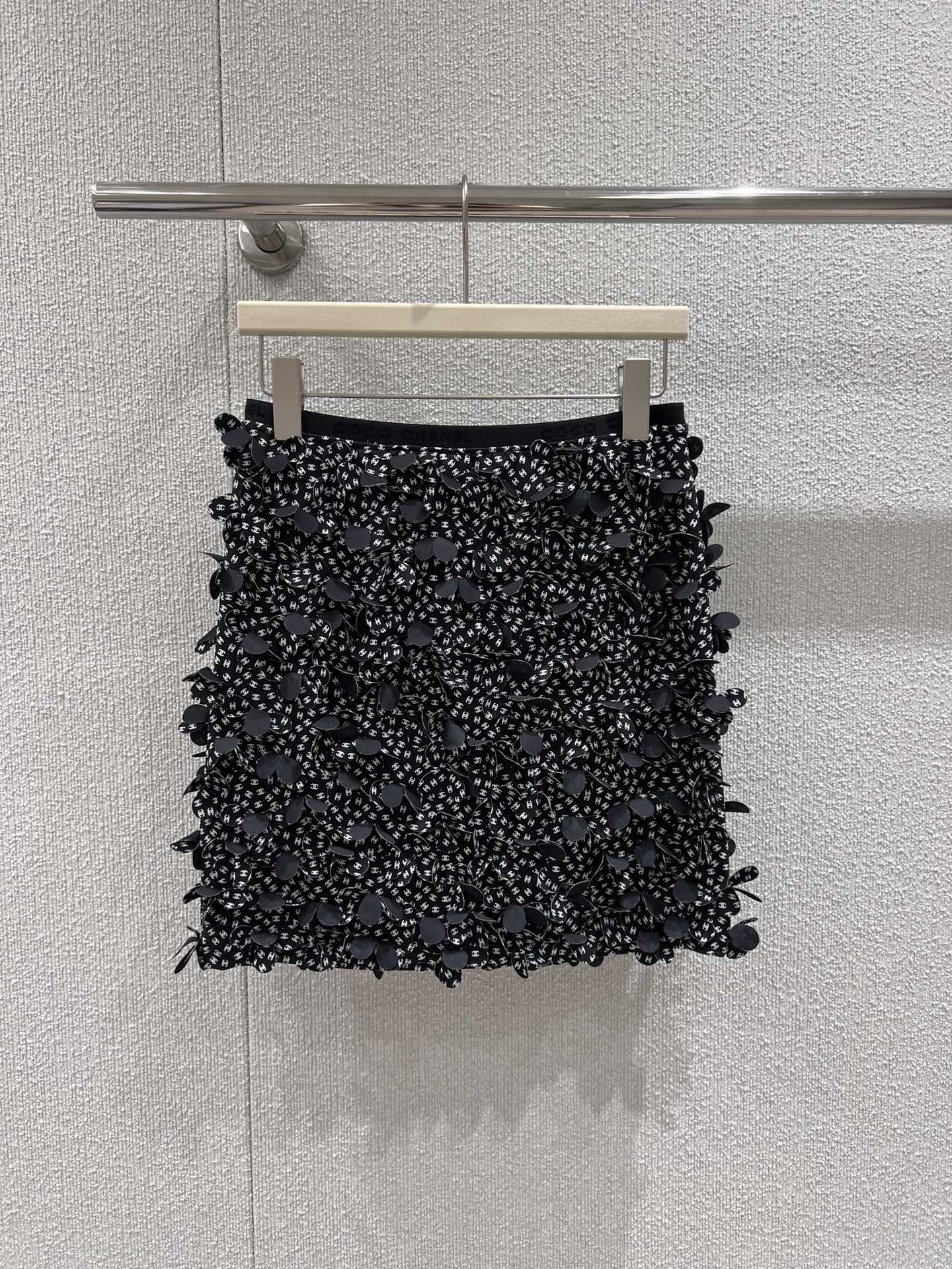 NO:420347,Support changing skirts Chane* 25Ss early spring new style Heavy Industry Flower Hanging Neck Sling Vest + Short Skirt Set | Exclusive high-end production!  Handmade flower vest, black and white colors available, full of double C letter logos, combined with three-dimensional petal shape, full of fragrance, noble and gorgeous style, chest clavicle, moderate skin exposure, shoulder and neck lines, cute reveal sexy, high-quality, full texture, easy to become the visual focus, loose and elegant outfit, first choice for vacation, S/M/L real photos, details of S/M/L, chanel, chanel, skirts, alexander wang19860909支持换款半裙 Chane* 25Ss早春新款 重工花朵挂脖吊带背心+短裙套装丨独家高版出品！手工花朵背心 通体黑白两色可选 满铺点缀双C字母徽标 配合立体花瓣状造型 满满香家贵气华丽风格 胸口锁骨适度露肤 修饰肩颈线条 可爱中透露性感 品相高级 质感十足 轻松成为视觉焦点 穿搭松弛气质 度假首选 现货发售S/M/L实拍细节图,,chanel,chanel,skirts,alexander wang,Women's clothing