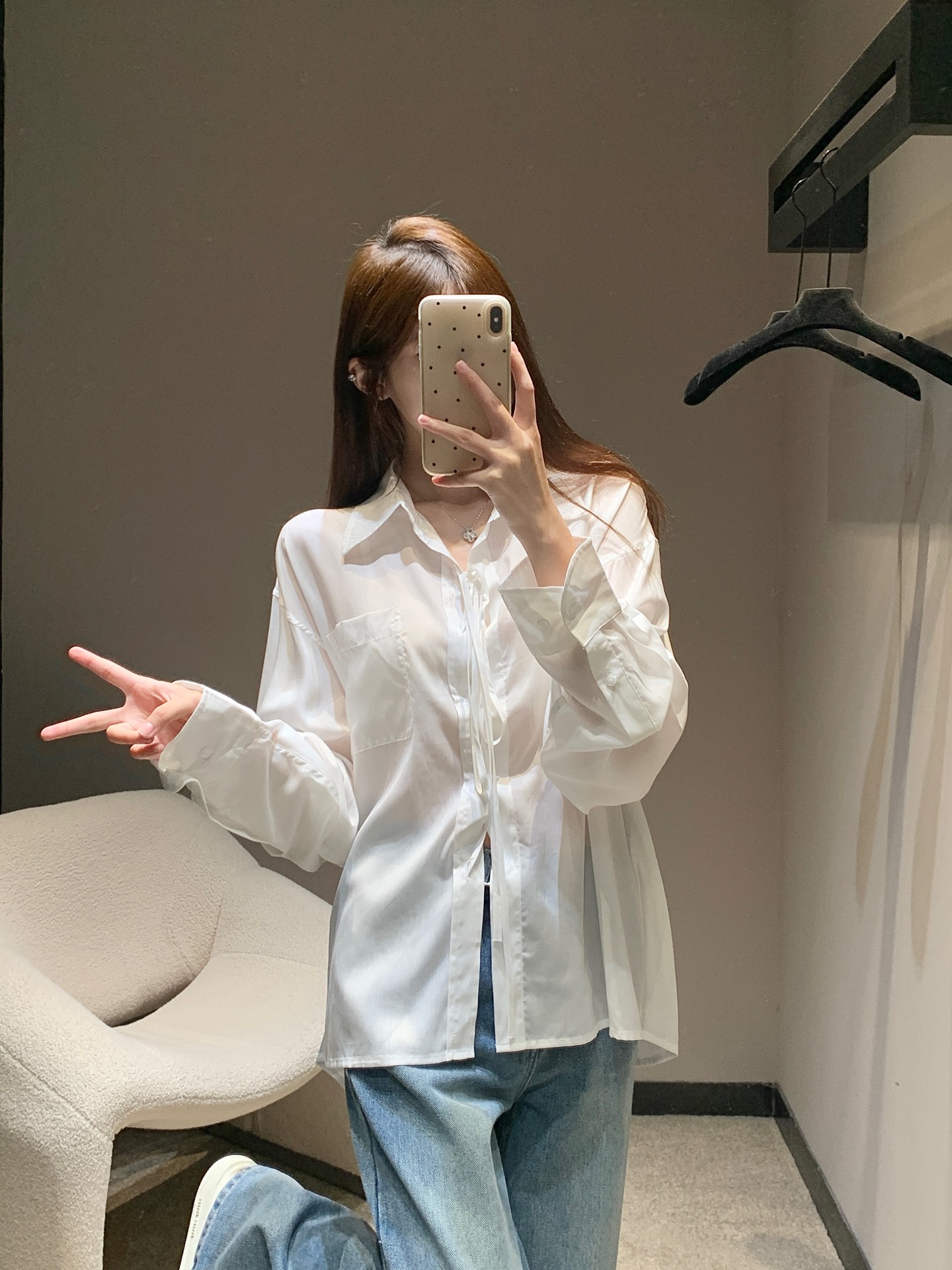 NO:422540,Prad* 25Ss Spring and Summer New Style Lapel Lapel Draped Long Sleeve Shirt丨Exclusive High Edition Production!  A versatile item that can be salty or sweet on the upper body. Custom fabrics are very good whether worn alone or as a sunscreen. The oversize loose style is not picky at all. The lazy and casual feeling is really easy to wear!  Fashionable guys, please enter the BI, you must arrange this for the wardrobe!  S/M/L, prada, versace,shirts,alexander wang19860909Prad* 25Ss春夏新款 翻领系带垂坠感长袖衬衫丨独家高版出品！上身可盐可甜的百搭单品 定制面料 无论单穿还是作为防晒外搭都很可 oversize宽松版型完全不挑身材 慵懒又随意的感觉真的太好穿了！时髦精们BI入好吧必须给衣柜安排上这一件！现货发售S/M/L,,prada,versace,shirts,alexander wang,Women's clothing