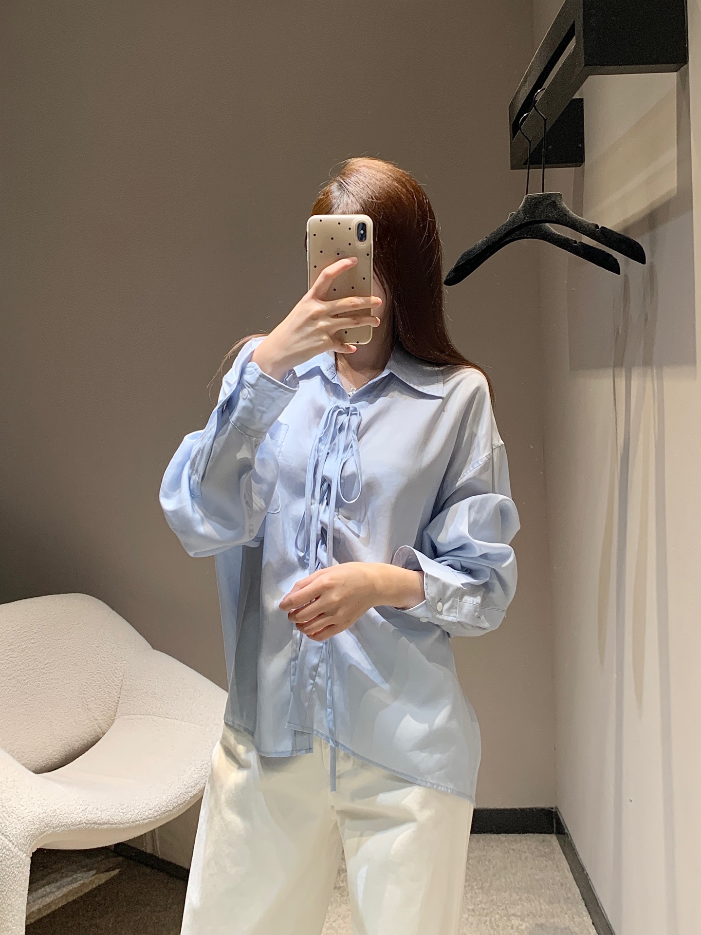 NO:422469,Prad* 25Ss Spring and Summer New Style Lapel Lapel Draped Long Sleeve Shirt丨Exclusive High Edition Production!  A versatile item that can be salty or sweet on the upper body. Custom fabrics are very good whether worn alone or as a sunscreen. The oversize loose style is not picky at all. The lazy and casual feeling is really easy to wear!  Fashionable guys, please enter the BI, you must arrange this for the wardrobe!  S/M/L, prada, versace,shirts,alexander wang19860909Prad* 25Ss春夏新款 翻领系带垂坠感长袖衬衫丨独家高版出品！上身可盐可甜的百搭单品 定制面料 无论单穿还是作为防晒外搭都很可 oversize宽松版型完全不挑身材 慵懒又随意的感觉真的太好穿了！时髦精们BI入好吧必须给衣柜安排上这一件！现货发售S/M/L,,prada,versace,shirts,alexander wang,Women's clothing