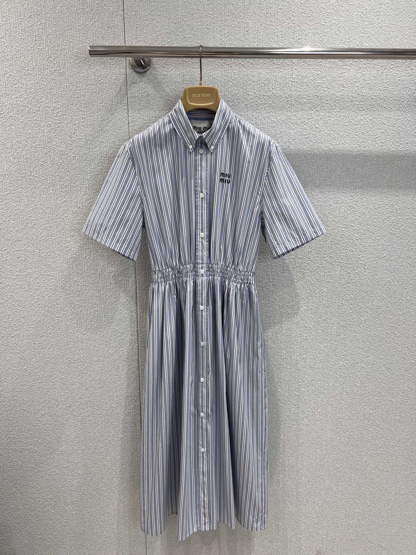 NO:547799,Support replacement Miumi* 25Fw early autumn new style, refreshing college style elastic waist striped short-sleeved shirt dress | Exclusive yb development!  High-end production!  Custom imported cotton material, skin-friendly and soft version is crisp and stylish, huge and comfortable, classic brand logo embroidery embroidery, waist-closing skirt is lively and elegant, outlining graceful figure. Whether you are strolling on the street or attending casual parties, it can make you elegant and outstanding and become the focus of everyone. S/M/L real-life detailed pictures are available in stock, miumiu, skirts, shirts, T-shirts, alexander wang19860909支持换款 Miumi* 25Fw早秋新款 清爽学院风松紧腰条纹短袖衬衫连衣裙丨独家yb开发！高版出品！定制进口全棉材质 亲肤柔软版本挺括有型 巨巨巨舒服,经典品牌logo刺绣点缀,收腰裙摆灵动飘逸,勾勒曼妙身姿.无论是漫步街头还是出席休闲聚会,它都能让你优雅出众,成为众人焦点.现货发售S/M/L实拍细节图,,miumiu,skirts,shirts,T-shirt,alexander wang,Women's clothing