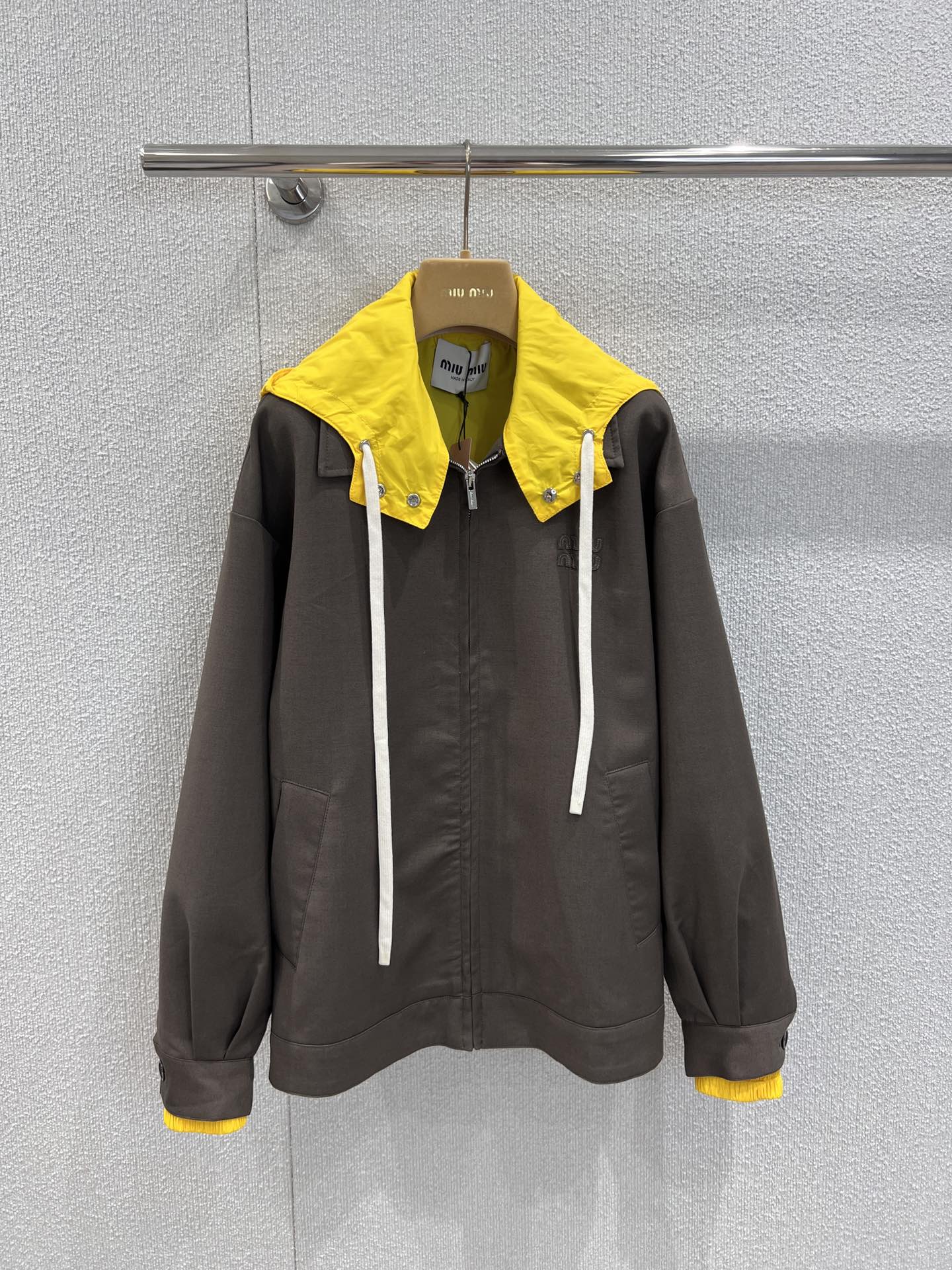 NO:444377,Support replacement Miumi* 25Fw early autumn new style logo zipper hooded jacket jacket | Exclusive high-end production!  Fashionable color matching!  A sweet and salty sports girlish style!  Customized wool fabric is light and comfortable and has a great texture!  It is versatile and not picky about others. It is beautiful!  Perfect workmanship quality depends on the details!  Men and women's styles S/M/L live details pictures, miumiu, jackets & coats, jackets & coats, hats, alexander wang19860909支持换款 Miumi* 25Fw早秋新款 徽标拉链连帽夹克外套丨独家高版出品！时髦配色穿搭！可甜可盐的运动少女风！定制羊毛面料轻盈舒适质感超赞！百搭不挑人上身美的不要不要的！完美做工品质看细节！男女同款 现货发售S/M/L实拍细节图,,miumiu,jackets & coats,jackets & coats,hats,alexander wang,Women's clothing