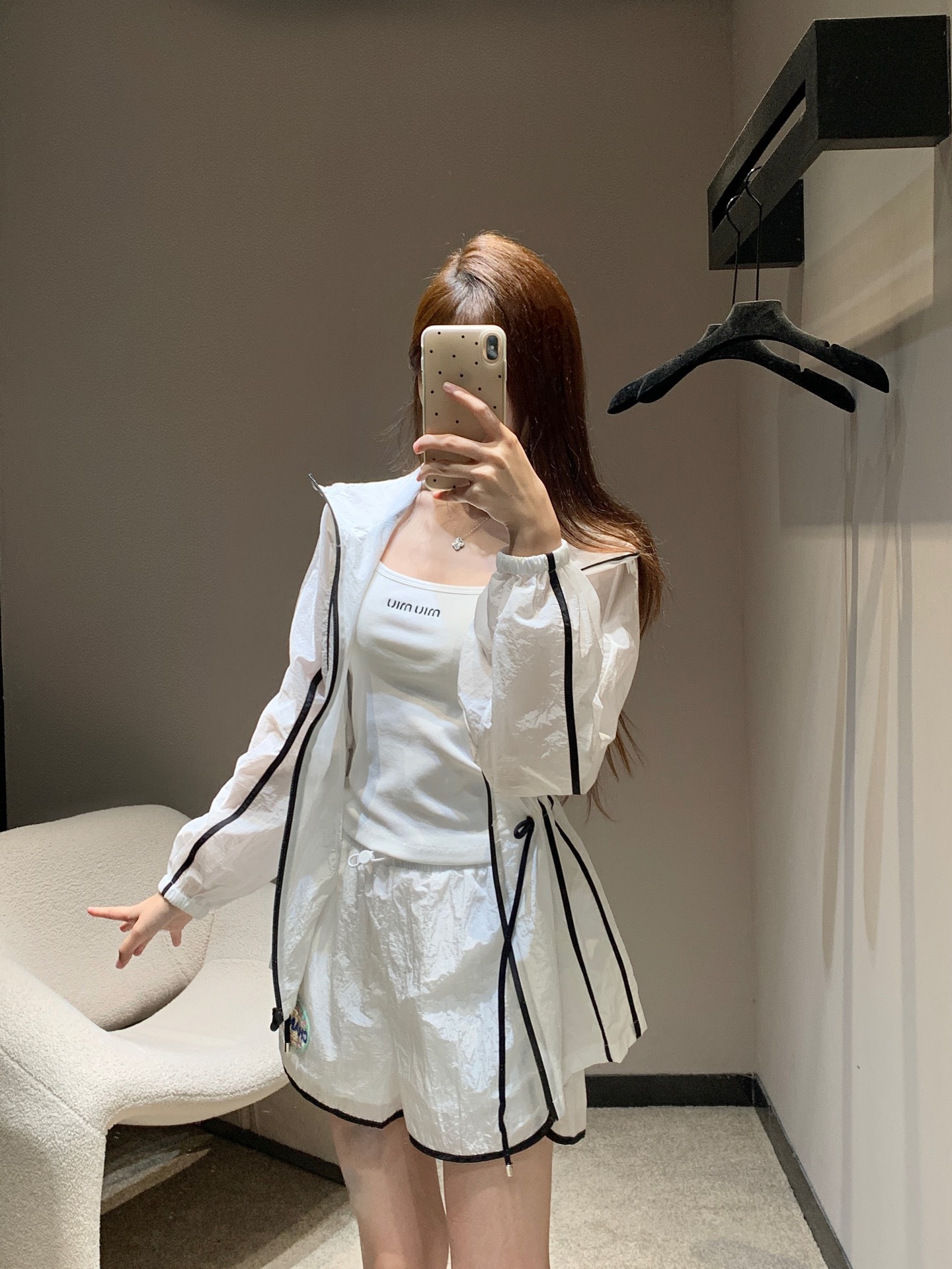 NO:422444,Chane* 25Ss spring and summer new style, micro-label contrasting color decorative zipper hooded sun protection jacket + shorts suit丨Exclusive high-end production!  A beautiful and easy-to-wear suit is here!  Clean and refreshing is a must-have artifact for summer trips!  It can easily give you a good look and a full score of youthful vitality. It's really hard not to love it!  The upper body is easy to grasp the lazy and casual casual style!  The atmosphere is really amazing. It’s really great to wear during summer travel. This kind of fashion essence must be collected by lazy people. A set of matching or matching separately is very nice!  Highly recommended!  Get it now!  S/M/L, Chanel, shorts, jackets & coats, hats, alexander wang19860909Chane* 25Ss春夏新款 微标撞色装饰拉链连帽防晒服外套+短裤套装丨独家高版出品！贼好看又好穿的套装来啦！干净清爽简直就是夏日出游必备神器！轻轻松松就能让你颜值开挂出片效果打满分满满的青春活力 真的很难不爱啊！上身轻松拿捏慵懒随性的休闲范儿！氛围感天菜真的绝了夏季出游这样穿真的太适合啦时髦精必收懒人福音一套搭配或者分开搭配都很nice！强烈推荐！赶紧入手吧！现货发售 S/M/L,,chanel,shorts,jackets & coats,hats,alexander wang,Women's clothing