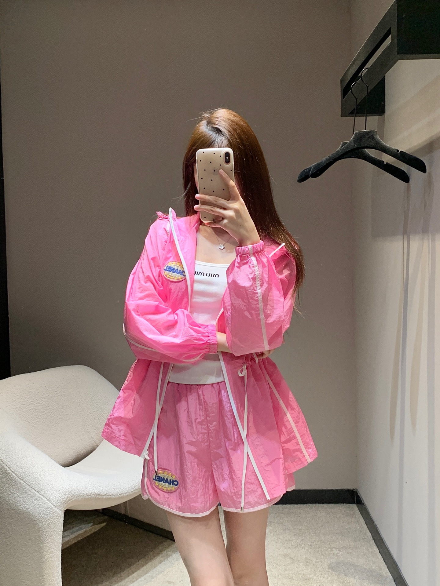 NO:422425,Chane* 25Ss spring and summer new style, micro-label contrasting color decorative zipper hooded sun protection jacket + shorts suit丨Exclusive high-end production!  A beautiful and easy-to-wear suit is here!  Clean and refreshing is a must-have artifact for summer trips!  It can easily give you a good look and a full score of youthful vitality. It's really hard not to love it!  The upper body is easy to grasp the lazy and casual casual style!  The atmosphere is really amazing. It’s really great to wear during summer travel. This kind of fashion essence must be collected by lazy people. A set of matching or matching separately is very nice!  Highly recommended!  Get it now!  S/M/L, Chanel, shorts, jackets & coats, hats, alexander wang19860909Chane* 25Ss春夏新款 微标撞色装饰拉链连帽防晒服外套+短裤套装丨独家高版出品！贼好看又好穿的套装来啦！干净清爽简直就是夏日出游必备神器！轻轻松松就能让你颜值开挂出片效果打满分满满的青春活力 真的很难不爱啊！上身轻松拿捏慵懒随性的休闲范儿！氛围感天菜真的绝了夏季出游这样穿真的太适合啦时髦精必收懒人福音一套搭配或者分开搭配都很nice！强烈推荐！赶紧入手吧！现货发售 S/M/L,,chanel,shorts,jackets & coats,hats,alexander wang,Women's clothing