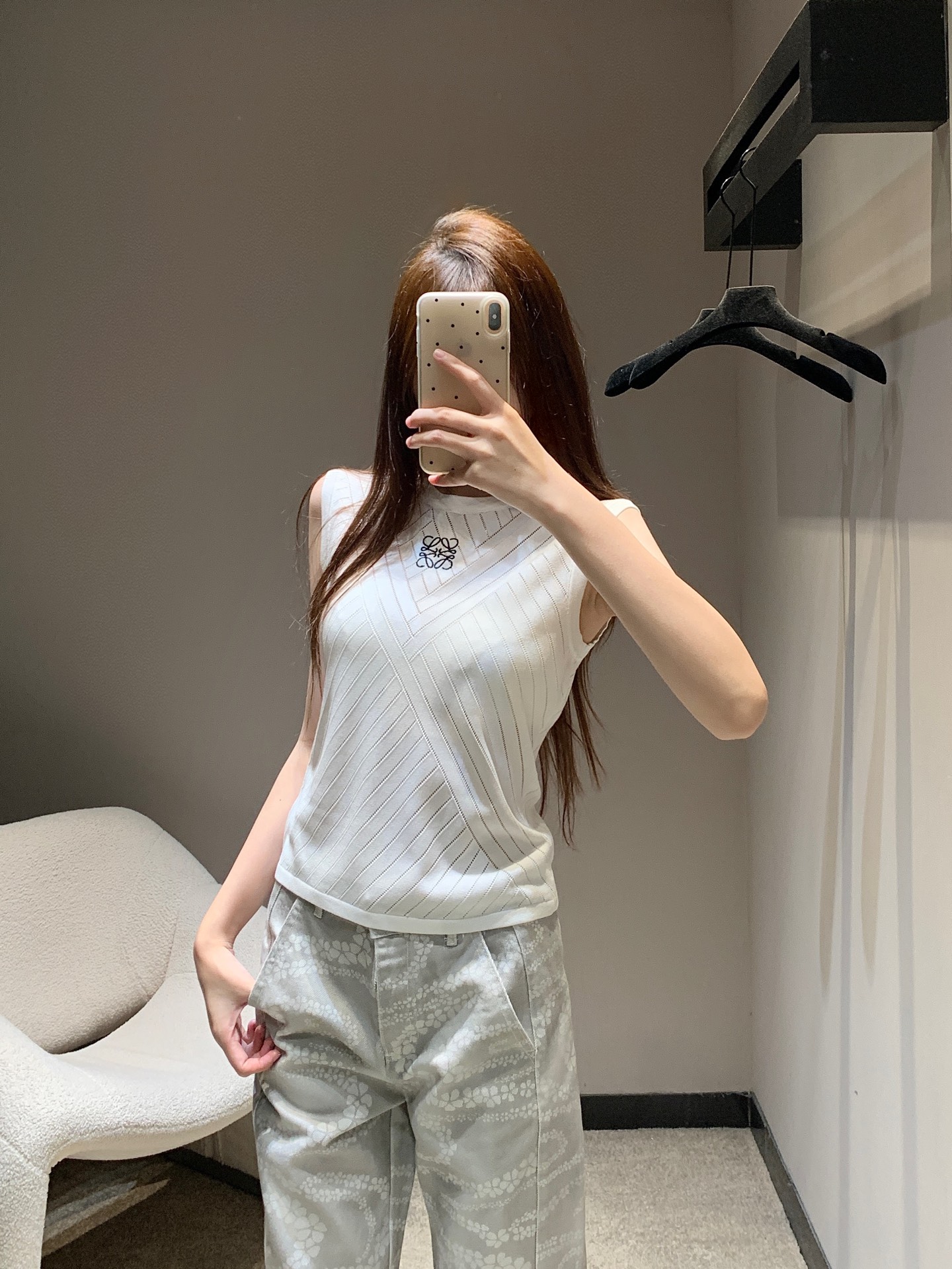 NO:422464,Loew* 25Ss Spring and Summer New Totem Embroidered Knitted Vest丨Exclusive High-Performance Production!  Customized Tennis yarn weaving Delicate texture Soft and comfortable Round neck knitted vest cut Geometric hollowing treatment Center embroidered totem pattern Overall presents a slightly transparent effect Show brand tone Threaded edges Add exquisite tone Match with elastic fabric The silhouette is slimmer and inclusive body versatile styles that do not pick the age and skin tone Match with skirts and trousers Aim to reduce age and fashionable retro style Off-sale S/M/L,,loewe, skirts,alexander wang19860909Loew* 25Ss春夏新款 图腾刺绣针织背心丨独家高版出品！定制天丝纱线织造 细腻肌理 柔软舒适 圆领针织背心裁剪 通体几何图形镂空处理 居中刺绣图腾图案 整体呈现微透效果 展示品牌调性 螺纹包边增添精致调性 搭配弹性十足的面料 廓形版型更显瘦包容身材百搭款式不挑年龄肤色 搭配裙装裤装 适配减龄时髦复古风格 现货发售 S/M/L,,loewe,skirts,alexander wang,Women's clothing