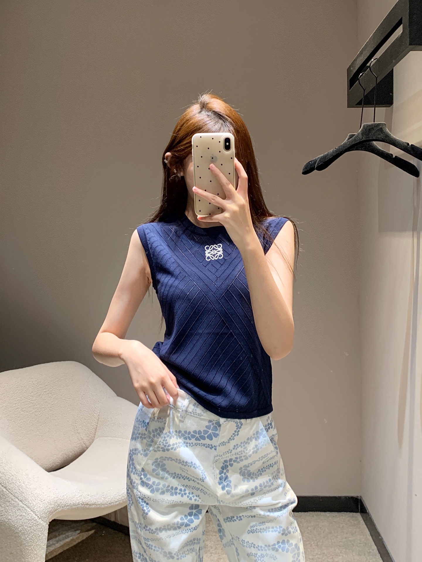 NO:422482,Loew* 25Ss Spring and Summer New Totem Embroidered Knitted Vest丨Exclusive High-Performance Production!  Customized Tennis yarn weaving Delicate texture Soft and comfortable Round neck knitted vest cut Geometric hollowing treatment Center embroidered totem pattern Overall presents a slightly transparent effect Show brand tone Threaded edges Add exquisite tone Match with elastic fabric The silhouette is slimmer and inclusive body versatile styles that do not pick the age and skin tone Match with skirts and trousers Aim to reduce age and fashionable retro style Off-sale S/M/L,,loewe, skirts,alexander wang19860909Loew* 25Ss春夏新款 图腾刺绣针织背心丨独家高版出品！定制天丝纱线织造 细腻肌理 柔软舒适 圆领针织背心裁剪 通体几何图形镂空处理 居中刺绣图腾图案 整体呈现微透效果 展示品牌调性 螺纹包边增添精致调性 搭配弹性十足的面料 廓形版型更显瘦包容身材百搭款式不挑年龄肤色 搭配裙装裤装 适配减龄时髦复古风格 现货发售 S/M/L,,loewe,skirts,alexander wang,Women's clothing