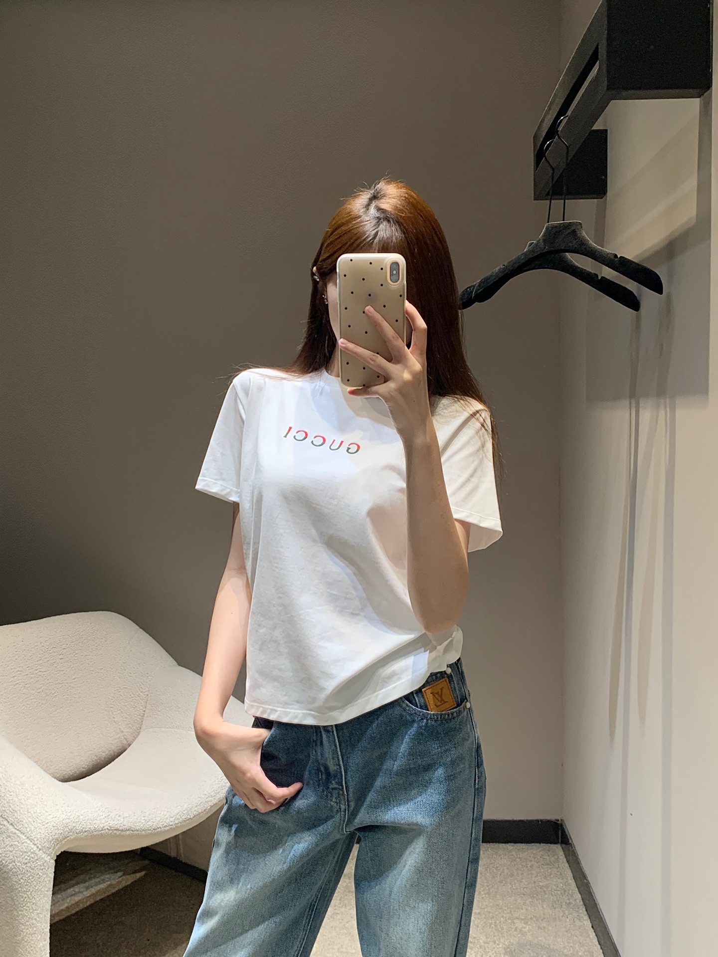 NO:425373,Gucc*25Ss spring and summer new style round neck embroidered letter short-sleeved T-shirt丨Exclusive yb development!  Customized cotton material, breathable and comfortable, full texture, slim short-sleeved T-shirt cut, highlighting the brand style, made of gram-weight pure cotton, slightly elastic, and slim visual effect, centered chest embroidery technology restores the two-color spliced ​​letter logo, the brand's own fashion sense is instantly created, creates an age-reducing style, and is unique and fashionable in one wear, and is available in stock S/M/L,,gucci, T-shirt,tees, t-shirt,alexander wang19860909Gucc*25Ss春夏新款 圆领刺绣字母短袖T恤丨独家yb开发！定制全棉材质 透气舒适 质感十足 修身短袖T恤裁剪 凸显品牌格调 采用克重纯棉制成 略带有弹力 呈现显瘦视觉效果 居中胸前刺绣工艺还原双色拼接字母徽标 品牌自带的时尚感立现 随心打造减龄风格 单穿内搭都出彩时髦 现货发售 S/M/L,,gucci,T-shirt,tees，t-shirt,alexander wang,Women's clothing