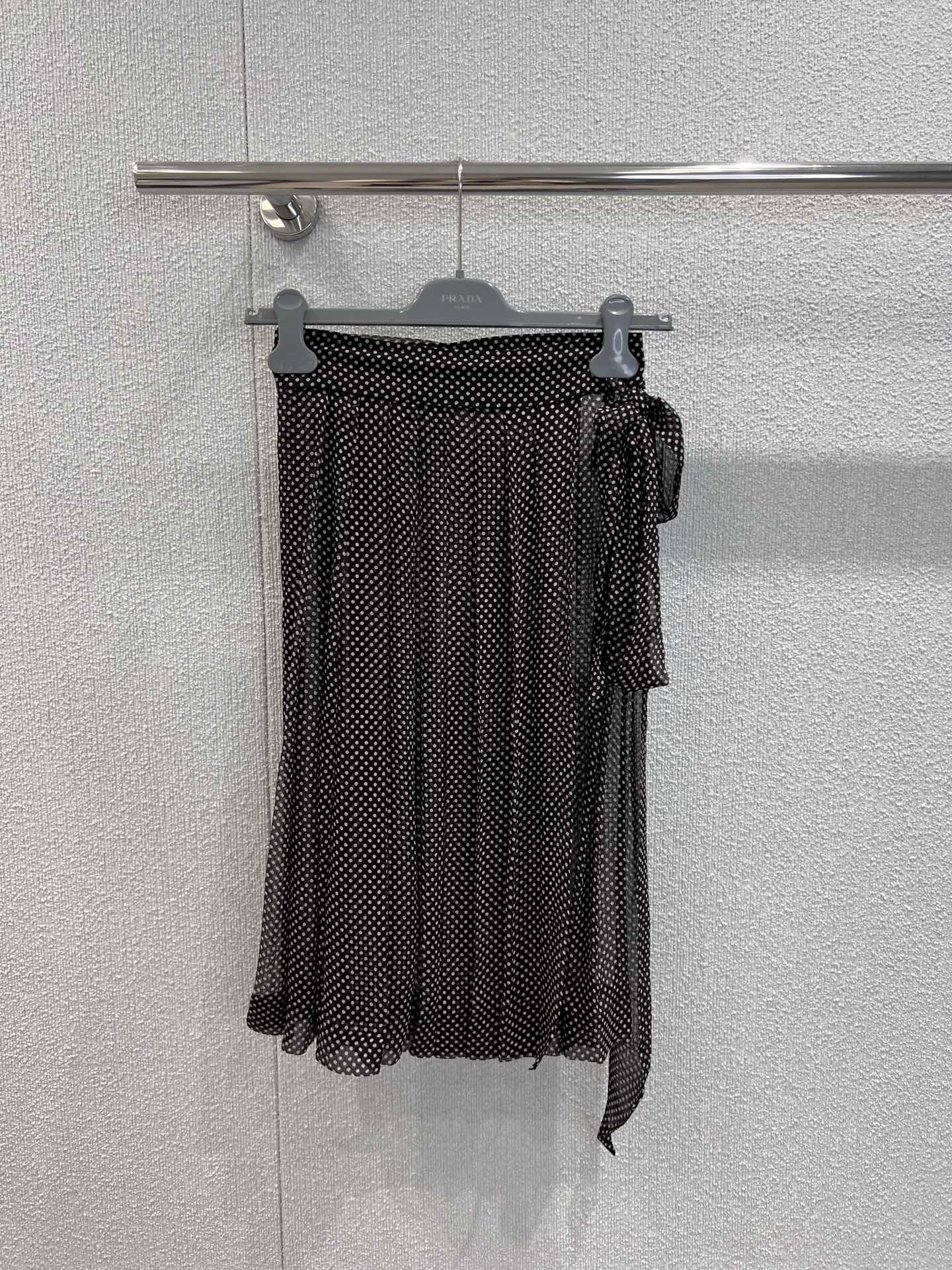 NO:434649,Support replacement Prad* 25Ss spring and summer new style polka dot printed wrap skirt丨Exclusive yb development!  High-end production!  Imported mulberry silk fabric, this printed chiffon skirt combines exquisite lines and details to exude retro charm. It adopts a wrap-on silhouette, and the front pleats inject agility into the overall silhouette. S/M/L real-life details pictures are available in stock, prada, skirts, alexander wang19860909支持换款 Prad* 25Ss春夏新款 波点印花围裹式半身裙丨独家yb开发！高版出品！进口桑蚕丝面料,这款印花雪纺半身裙结合精致线条与细节,散发复古魅力.采用围裹式廓形,前侧褶裥为整体廓形注入灵动感.现货发售S/M/L实拍细节图,,prada,skirts,alexander wang,Women's clothing