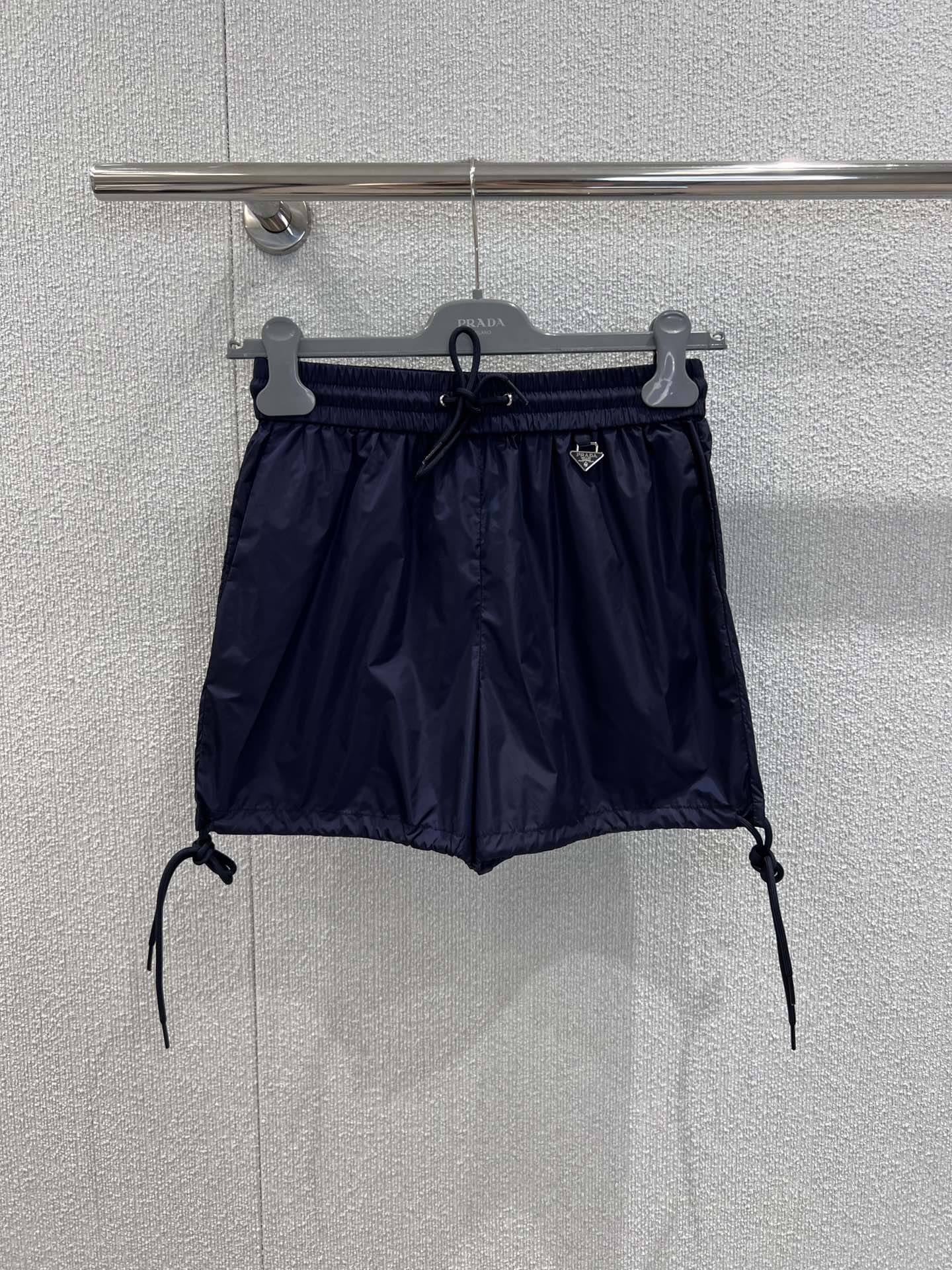 NO:428247,Support replacement Prad* 25ss Spring and Summer New Drawstring Nylon Elastic Waist Casual Shorts | Exclusive yb development!  High-end production!  Nylon fabric is light and breathable, the iconic triangle mark is simple and eye-catching, and it is casually matched with a lazy style and is absolutely fashionable on the street~ It is highly recommended to get a must-have item!  Perfect workmanship quality depends on the details. S/M/L real photos of S/M/L on sale in stock, prada, shorts, alexander wang19860909支持换款 Prad* 25ss春夏新款 抽绳尼龙松紧腰休闲短裤丨独家yb开发！高版出品！尼龙面料轻薄透气,标志性的三角标简约又吸睛,随意搭配慵懒风妥妥的街头时髦精～强烈推荐必入单品！完美做工品质看细节. 现货发售S/M/L实拍细节图,,prada,shorts,alexander wang,Women's clothing