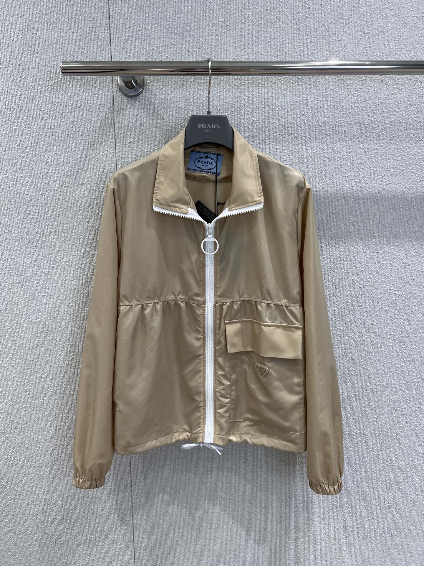 NO:534155,Half outer support for replacement Prad* 25Fw early autumn new style, triangle double pocket zipper windbreaker jacket + skirt suit丨Exclusive yb development!  High-end production!  Customized development of fabrics and pattern cutting, summer outfits are also very comfortable. High-end brown colors are matched with white zippers and hardware accessories, hem adjustment design, custom hardware accessories are perfectly crafted and quality depends on the details!  S/M/L real photos of details, prada, skirts, jackets & coats, alexander wang19860909半 外支持换款 Prad* 25Fw早秋新款 三角标双口袋拉链风衣外套+半裙套装丨独家yb开发！高版出品！定制开发面料与版型裁剪 夏日穿搭也很舒适 高级的咖色搭配白色的拉链与五金配饰 下摆调节设计 定制五金辅料完美做工品质看细节！现货发售S/M/L实拍细节图,,prada,skirts,jackets & coats,alexander wang,Women's clothing