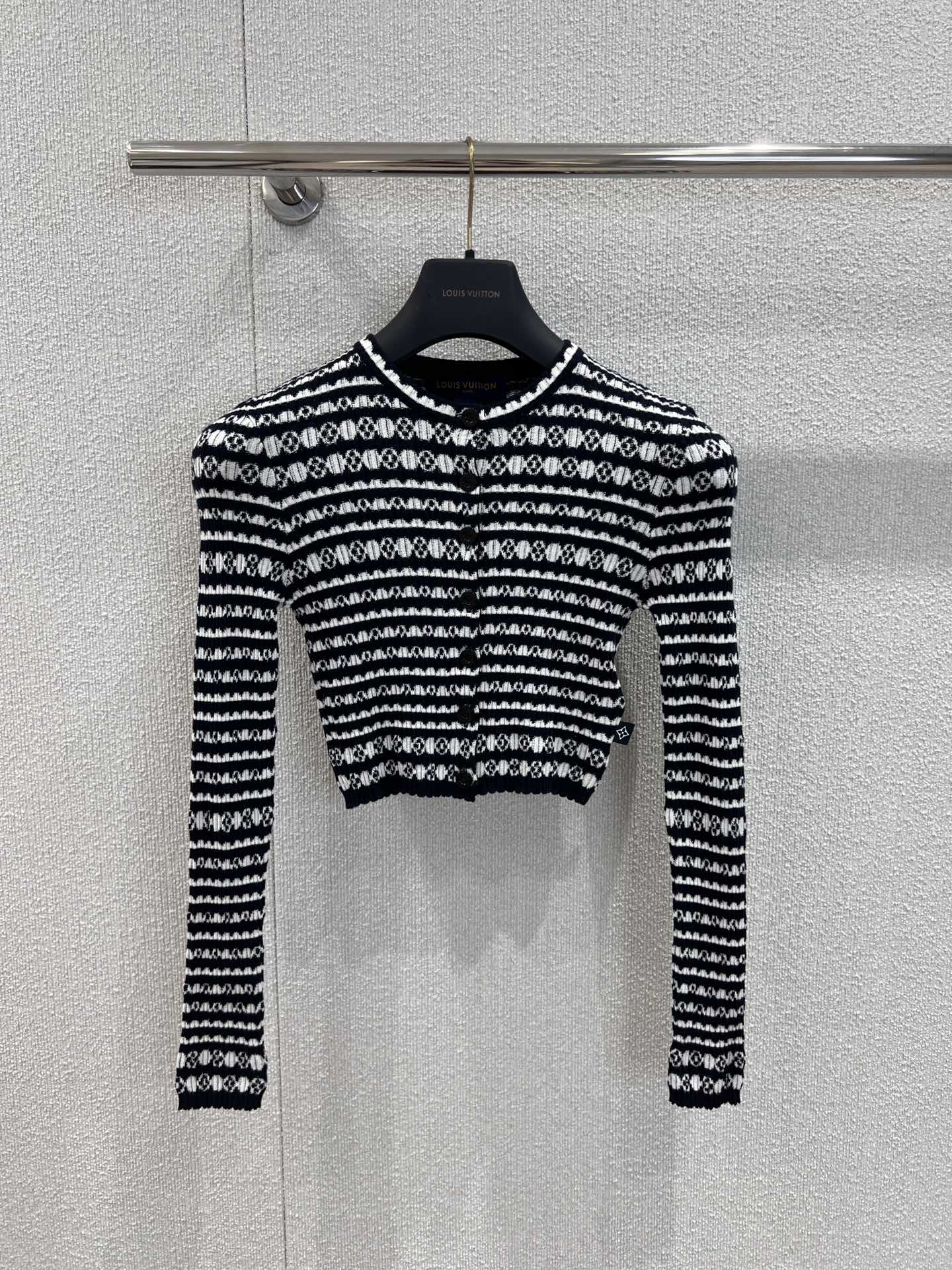 NO:458673,Support replacement Louis Vuitto* 25Ss spring and summer new style crochet knitted short cardigan丨Exclusive high-end product!  Silk cotton yarn weaving, texture high-quality and comfortable, short slim knitted cardigan tailoring, two sleeves and hem decorate wavy lace, matched with multi-patterned stripes, highlight the brand's personality, highlight the high-end outfit, inclusive and slim design, neckline threads, make simple styles look delicate and individual, wear and show slack tone, customize the latest four-leaf clover logo on the waist, distinguish market version, light luxury and fashionable outfit, single layering, first choice for fashion outfits, S/M/L real-life details pictures on sale, louis vuitton, alexander wang19860909支持换款 Louis Vuitto* 25Ss春夏新款 钩花针织短款开衫丨独家高版出品！丝棉纱线织造 质感高级舒适 短款修身针织开衫剪裁 两袖和衣摆装点波浪花边造型 搭配通体相间多纹路条纹图案 彰显品牌个性 凸显穿搭高级感 包容显瘦设计 领口包边螺纹 让简单款式穿出精致个性 穿搭尽显松弛调性 腰侧定制最新四叶草徽标 区别市场版本 穿搭轻奢时髦 单穿叠穿均可 四季时尚穿搭首选 现货发售S/M/L实拍细节图,,louis vuitton,alexander wang,Women's clothing