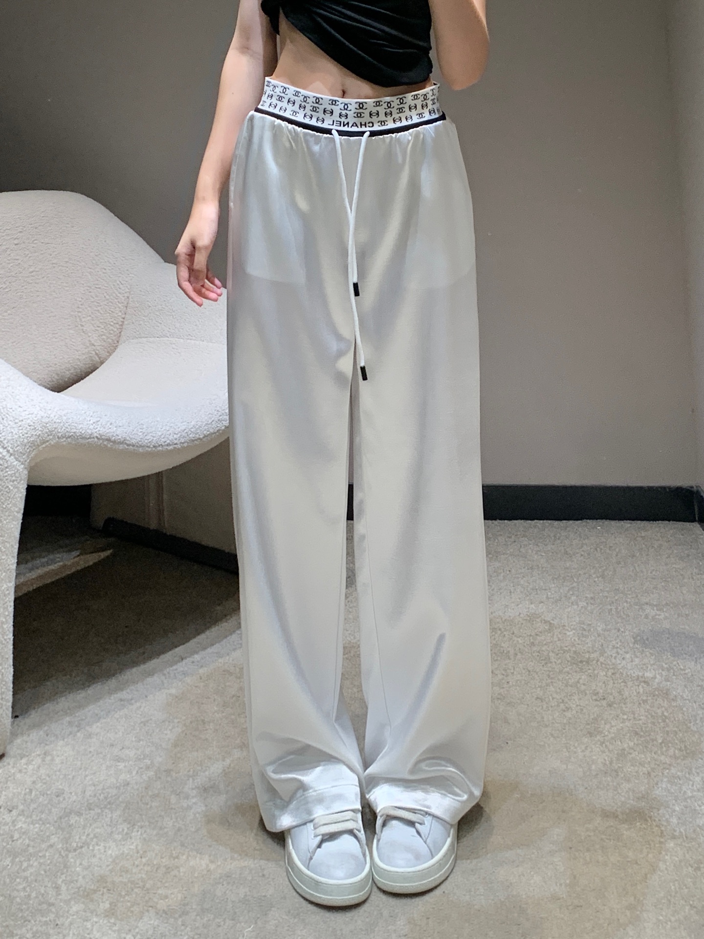 NO:418772,Chane* 25SS Spring and Summer New Style Letter Webbing Waist Drawstring Acetic Acid Casual Wide Leg Pants | Exclusive High Edition Production!  A pair of pants that matches very well. It looks good [let me see] a goddess of temperament, her upper body looks super slim and easy to control, [naughty] a fabric draped and textured, breathable and comfortable [seduction] a cool and cold walking air conditioner. Get it quickly. Must buy it~Spot S/M/L,,chanel,alexander wang19860909Chane* 25SS春夏新款 字母织带腰抽绳醋酸休闲阔腿裤丨独家高版出品！很好搭配的一款裤子 好好看[让我看看]气质女神,上身超级显瘦轻松驾驭,[调皮]面料垂坠有质感 透气舒适[勾引]冰冰凉凉 行走的空调 快快入手 必须入手~现货发售 S/M/L,,chanel,alexander wang,Women's clothing