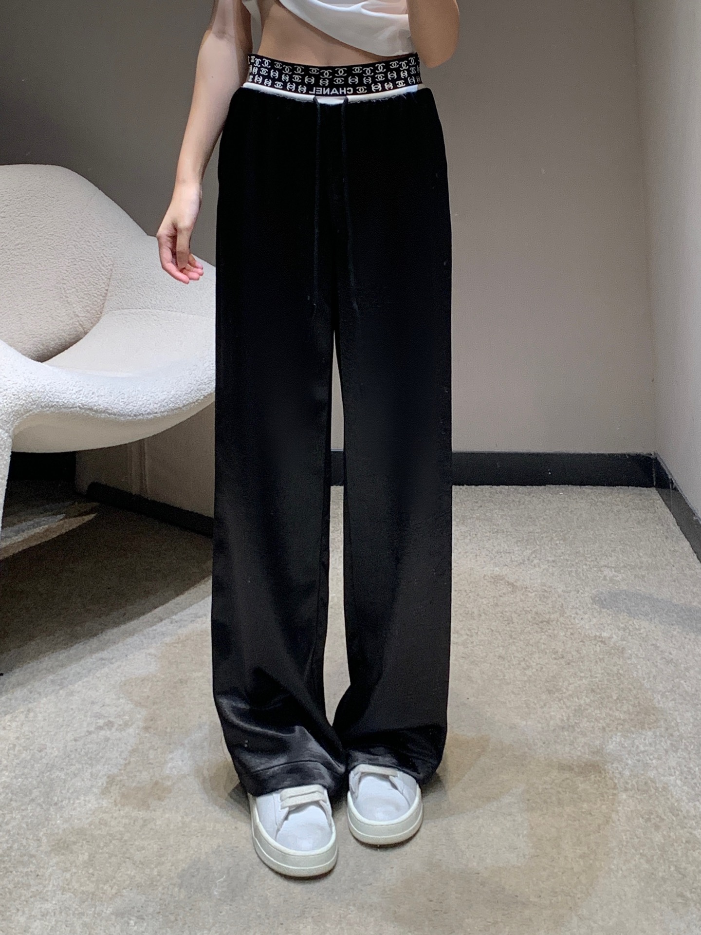 NO:418841,Chane* 25SS Spring and Summer New Style Letter Webbing Waist Drawstring Acetic Acid Casual Wide Leg Pants | Exclusive High Edition Production!  A pair of pants that matches very well. It looks good [let me see] a goddess of temperament, her upper body looks super slim and easy to control, [naughty] a fabric draped and textured, breathable and comfortable [seduction] a cool and cold walking air conditioner. Get it quickly. Must buy it~Spot S/M/L,,chanel,alexander wang19860909Chane* 25SS春夏新款 字母织带腰抽绳醋酸休闲阔腿裤丨独家高版出品！很好搭配的一款裤子 好好看[让我看看]气质女神,上身超级显瘦轻松驾驭,[调皮]面料垂坠有质感 透气舒适[勾引]冰冰凉凉 行走的空调 快快入手 必须入手~现货发售 S/M/L,,chanel,alexander wang,Women's clothing