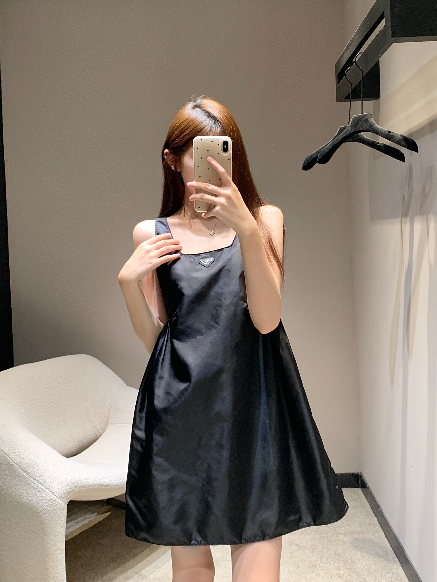 NO:424910,Prad* 25Ss Spring and Summer New Style Round Neck Metal Triangle Letter Black Sleeveless Dress丨Exclusive High Edition Production!  The basics can be used for fashionable layering. The upper body is the most beautiful. Customized delicate technology nylon fabric loose fittings. Customized hardware zippers. There is also exquisite three-dimensional cutting. The workmanship quality depends on the details. S/M/L is available in stock, prada, skirts, alexander wang19860909Prad* 25Ss春夏新款 圆领金属三角字母黑色无袖连衣裙丨独家高版出品！基础又可做时髦叠穿 上身就是最靓的崽 定制的细腻科技尼龙面料宽松版型裁剪 定制五金拉链 还有精致的立体裁剪 做工品质看细节.现货发售S/M/L,,prada,skirts,alexander wang,Women's clothing