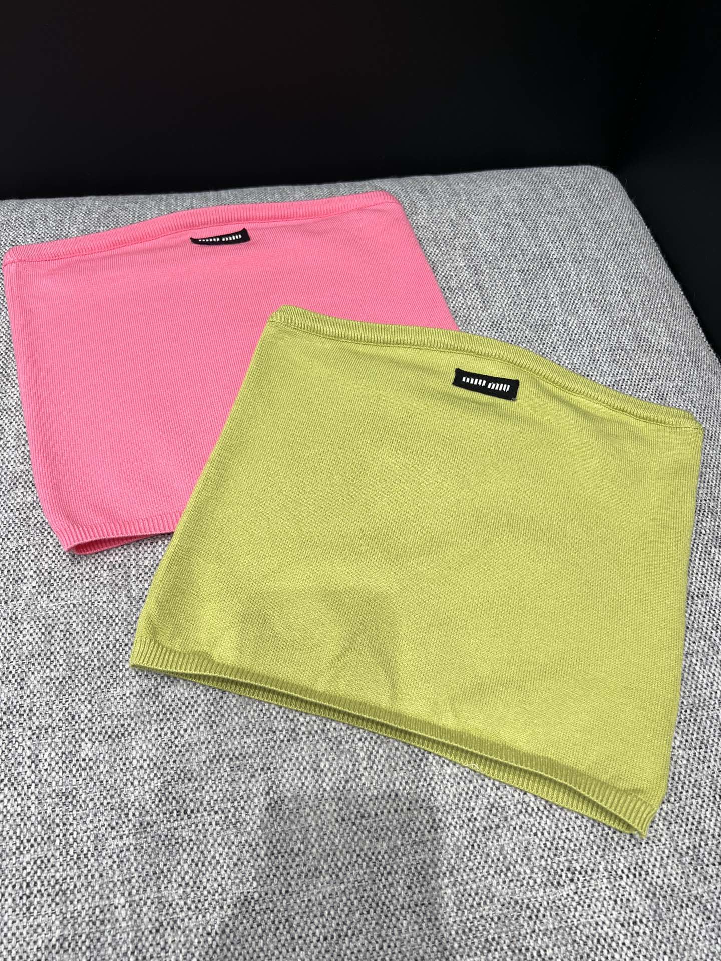 NO:418850,Support replacement Miumi* 25Ss spring and summer new model, micro-label fluorescent color knitted tube top | Exclusive yb development!  High-end production!  Imported yarn weaving, delicate texture, soft and comfortable, flat-mouth strap cutting, threaded edges add exquisite tone, slim fit style to create a fashionable temperament, slim and inclusive body, two fluorescent bright colors available in the whole body, embellished with the center letter logo, displaying elegant and sweet brand tone, the strap top is extremely matched, unlocking various ways of wearing!  S/M/L real photos, miumiu, alexander wang19860909支持换款 Miumi* 25Ss春夏新款 微标荧光色针织抹胸丨独家yb开发！高版出品！进口纱线织造 细腻肌理 柔软舒适 平口抹胸裁剪 螺纹包边增添精致调性 修身版型穿出时髦气质 显瘦包容身材 通体两款荧光亮色可选 居中字母徽标点缀 展示优雅甜美的品牌调性 抹胸上衣搭配性极高 解锁各种穿搭方式！现货发售S/M/L实拍细节图,,miumiu,alexander wang,Women's clothing