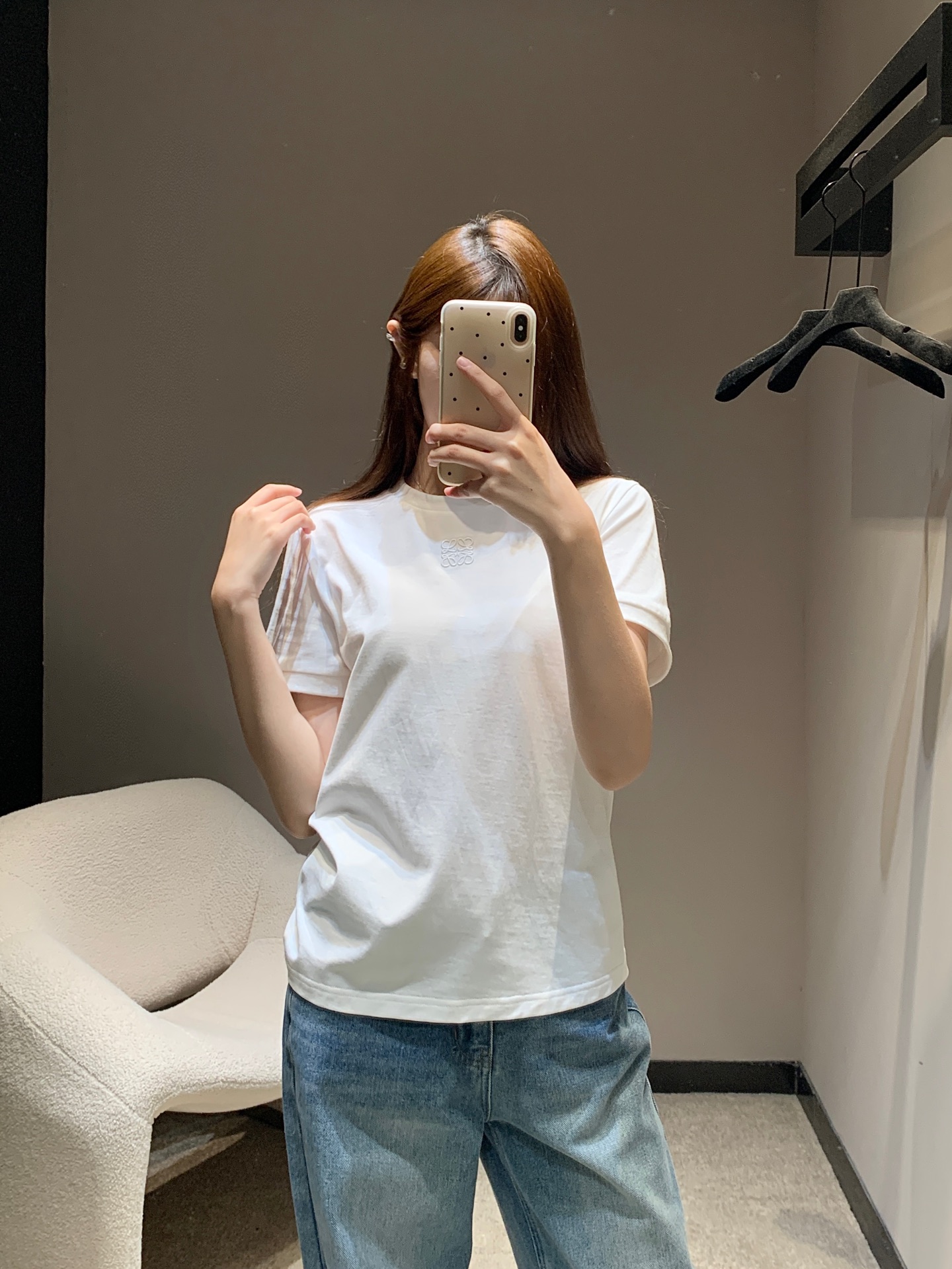 NO:418809,Loew* 25Ss spring and summer new style Paula's slim fit back heavy lace short-sleeved T-shirt | Exclusive yb development!  High-end production!  Back positioning Van Gogh Sunflower Water-soluble Flower Design Empty Short-sleeved T-shirt, imported pure cotton fabric is white and beautiful, and the custom fabric is delicate and soft. The classic style is not picky about people, making the upper body look slim and versatile!  S/M/L, loewe, T-shirt,tees, t-shirt,alexander wang19860909Loew* 25Ss春夏新款 Paula‘s修身版型后背重磅蕾丝短袖T恤丨独家yb开发！高版出品！后背定位梵谷太阳花水溶花设计缕空短袖T恤,进口纯棉面料白富美必入.定制面料质感细腻柔软.经典版型不挑人上身显瘦又百搭！现货发售S/M/L,,loewe,T-shirt,tees，t-shirt,alexander wang,Women's clothing