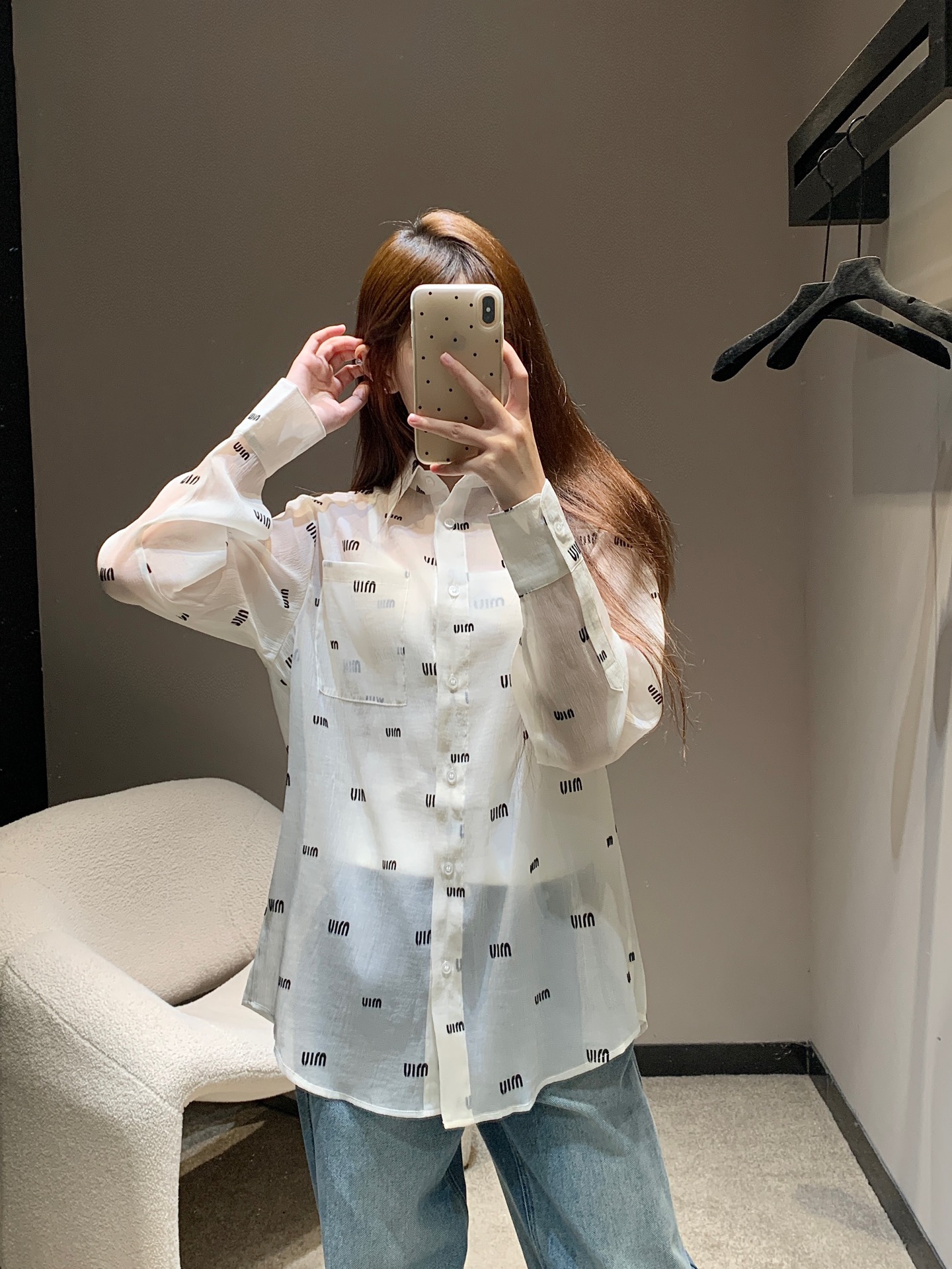 NO:418840,Miumi* 25SS Summer New Style Flocked Printed Long Sleeve Sunscreen Shirt丨Exclusive High Edition Production!  Ultra-thin summer fabric with excellent texture, clean and refreshing, a versatile item that can be salty or sweet on the upper body, breathable and thin. I really love it, and the texture of the customized fabric is also great!  If you want a distinctive shirt in the closet that you can wear at all times, don’t miss it! It’s great to wear whether it’s alone or as a sunscreen. The oversize loose style is not picky at all. The lazy and casual feeling is really easy to wear!  Fashionable guys, please enter the BI, you must arrange this for the wardrobe!  S/M/L, miumiu, versace,shirts,alexander wang19860909Miumi* 25SS夏季新款 植绒印花长袖防晒衬衫丨独家高版出品！夏季超薄面料 质感绝佳 干净清爽 上身可盐可甜的百搭单品 透气轻薄 真的超爱的一款,定制面料质感也是棒棒哒！想要衣柜里有一件可以时时刻刻穿得出去的有特点的衬衣真的别错过!无论单穿还是作为防晒外搭都很可 oversize宽松版型完全不挑身材 慵懒又随意的感觉真的太好穿了！时髦精们BI入好吧必须给衣柜安排上这一件！现货发售S/M/L,,miumiu,versace,shirts,alexander wang,Women's clothing