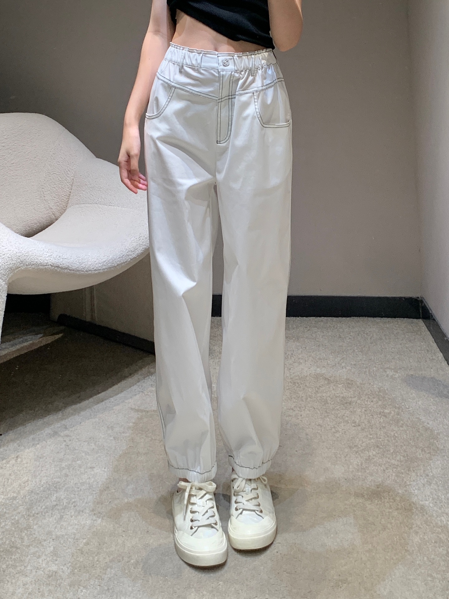 NO:418789,Chane* 25M spring and summer new style, double C bright line embroidered casual nine-point pants | Exclusive yb development!  High-end production!  The elastic waist is paired with contrasting bright lines, which combines comfort and fashion. The simple brand logo embellishes, and the texture is fully displayed in a low-key manner. Whether it is vitality and sports or daily outing, they can make you the focus and easily control different scenarios. S/M/L is available in stock, chanel, alexander wang19860909Chane* 25M春夏新款 双C明线刺绣休闲九分裤丨独家yb开发！高版出品！松紧腰搭配撞色明线,舒适与时尚兼具.简约品牌标识点缀,低调间尽显质感.无论是活力运动,还是日常出街,它们都能让你成为焦点,轻松驾驭不同场景.现货发售S/M/L,,chanel,alexander wang,Women's clothing