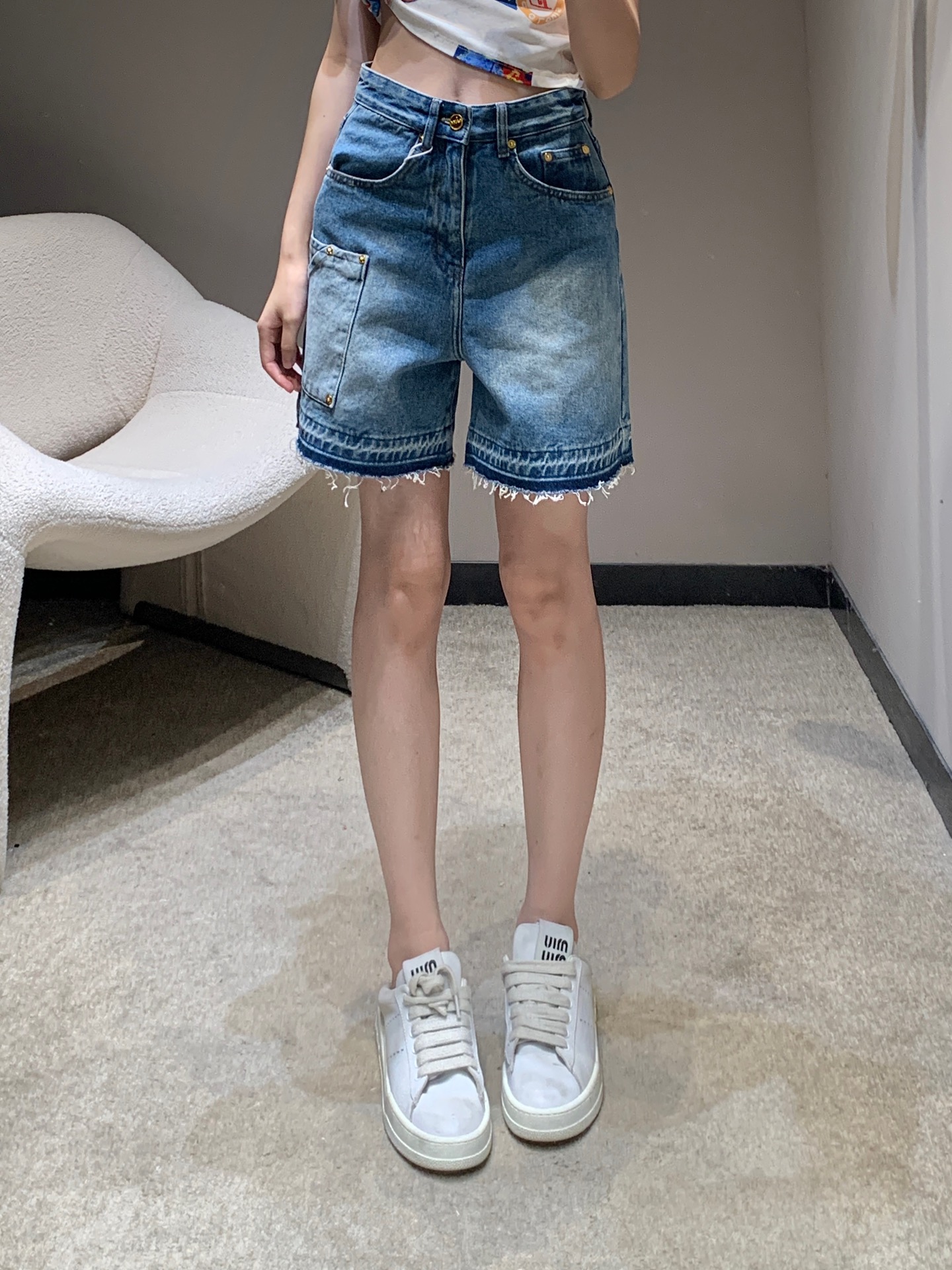 NO:424921,Gann* 25Ss Spring and Summer New Style Pocket Bearded Denim Shorts | Exclusive High Edition Production!  Imported denim cotton fabric is soft and comfortable, with slim texture and high waist and slimming. It can be used for any body shape. Large side pocket design. High-end and atmospheric and high-end custom hardware accessories. Details of workmanship. S/M/, shorts, alexander wang.19860909Gann* 25Ss春夏新款 口袋须边牛仔短裤丨独家高版出品！进口牛仔棉面料柔软舒适 质感显瘦兼备 高腰显瘦 任何身形都可驾驭 侧边大口袋设计 高端大气上档次 定制五金配件 做工品质看细节 现货发售S/M/,,shorts,alexander wang,Women's clothing