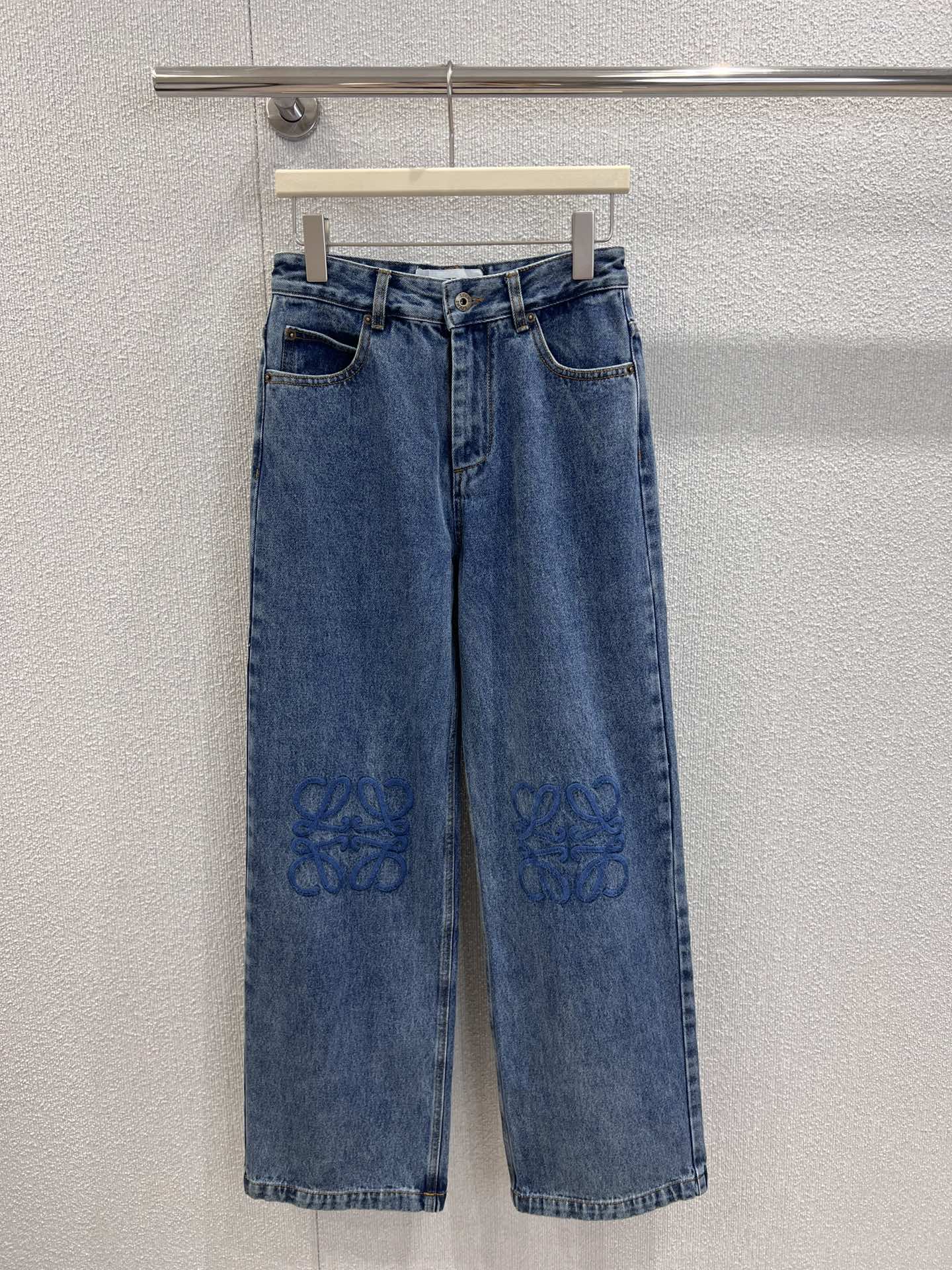 NO:453739,Support replacement Loew* 25Ss spring and summer new style retro embroidered logo denim jean trousers | Exclusive yb development!  High-end production!  It uses imported denim jean fabric. logo embroidery. The overall design is very distinctive. It is charming and long legs are easily owned. The yb open-mould buttons have a very good texture. Various T-shirts and tops are easily matched!  S/M/L real photos, loewe, tees, t-shirt, alexander wang19860909支持换款 Loew* 25Ss春夏新款 复古刺绣logo丹宁牛仔长裤丨独家yb开发！高版出品！采用进口丹宁牛仔面料.logo徽标刺绣,整体的设计非常有特色的,迷人大长腿轻松拥有,yb开模扣子质感超好,各种T恤上衣轻松搭配！现货发售S/M/L实拍细节图,,loewe,tees，t-shirt,alexander wang,Women's clothing