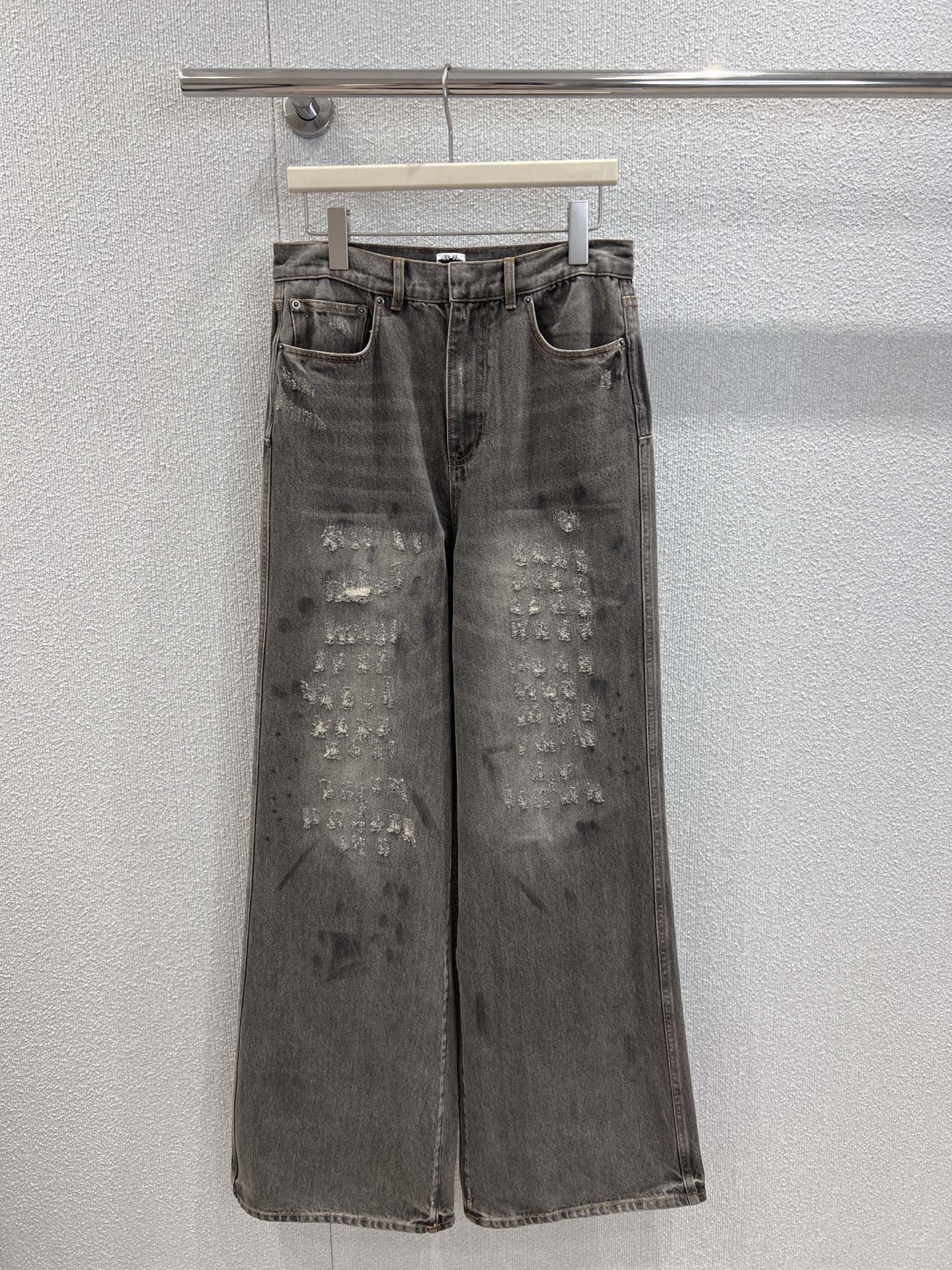 NO:457301,Support replacement Dio* 25Fw early autumn new style, stone washing grey destroys cotton flared jeans | Exclusive yb development!  High-end production!  Heavy industrial washing and destruction process, easy to wear and create a fashionable and fashionable look!  The texture of the pants is really amazing when you go out!  The top shape of the pants is excellent in saving the beautiful legs, making it look slimming and straight. The whole pair of pants adopts a bell-bottomed pants design to cover up and beautify the shortcomings of the legs. It is OK to match various tops in daily life!  In short, it is easy to wear and match!  Highly recommended!  Get it now!  S/M/L real photos, dior, jeans, alexander wang19860909支持换款 Dio* 25Fw早秋新款 石洗灰破坏棉质喇叭形牛仔裤丨独家yb开发！高版出品！重工洗水破坏工艺 轻轻松松穿出时尚潮流感！出街绝对百分百回头率裤型质感真的绝了！裤型上身效果极佳拯救不丸美腿型 显瘦显腿直 整条裤子采用的是喇叭裤型设计 遮盖美化腿部的不足 日常搭配各种上衣都很OK！总而言之就就是好穿又好搭！强烈推荐！赶紧入手吧！现货发售 S/M/L实拍细节图,,dior,jeans,alexander wang,Women's clothing