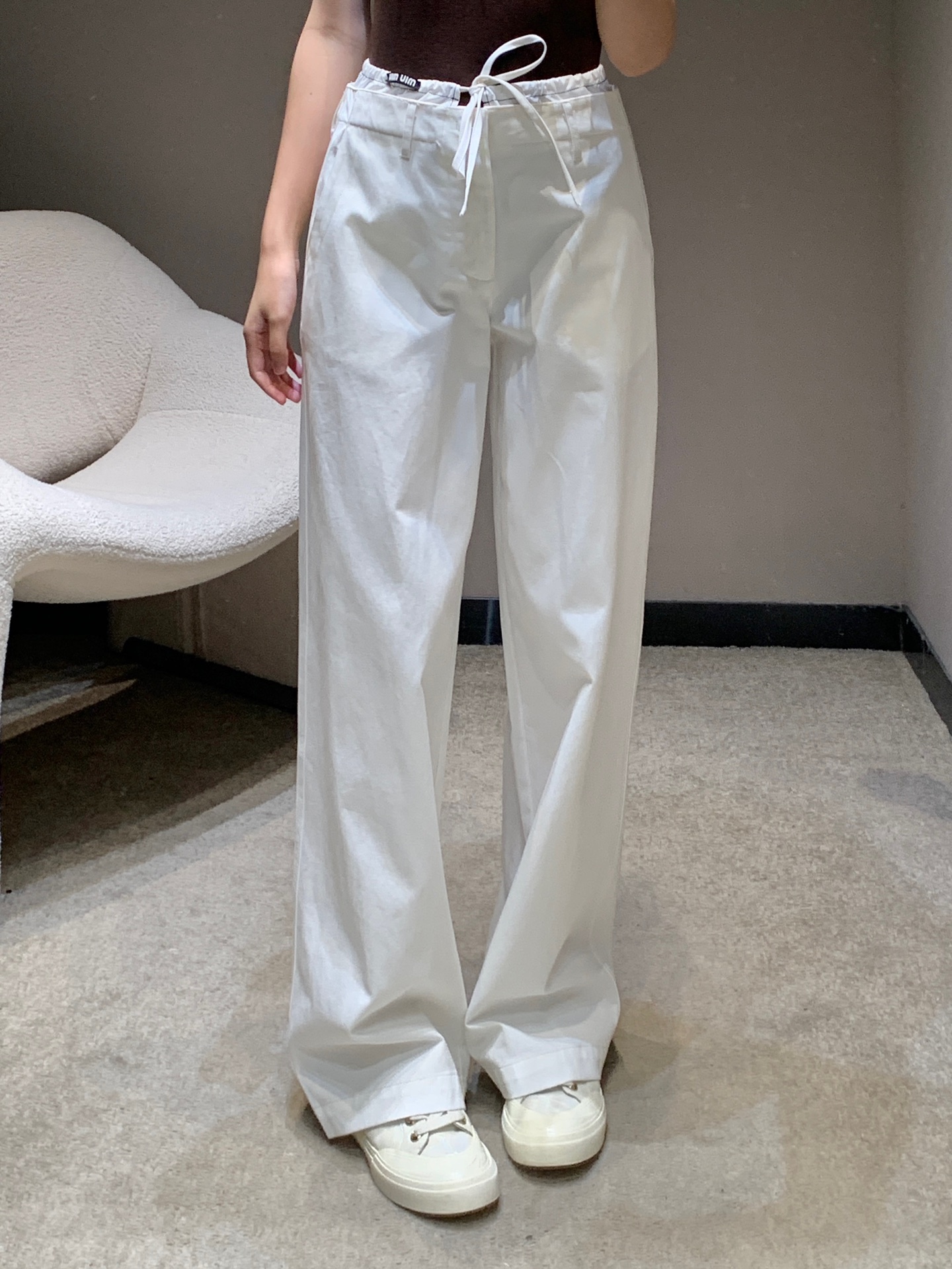 NO:428940,Miu*iu 25Ss spring and summer new style, micro-label decorative straps Tennis jeans trousers | Exclusive high-end production!  The style can be directly conferred a god!  Straight-tube style to save beautiful legs, an absolute straight leg artifact!  Slimming, lifting your arms and legs in one step, contracting your various tops with raising your waistline, so that the smaller one can also wear a three-seven-six-square body proportions and unique and fashionable styles to go out without any confrontation. Whoever wears them has thin straight and long legs!  Highly recommend the order-scoring speed!  S/M/L, miumiu,alexander wang19860909Miu*iu 25Ss春夏新款 微标装饰绑带天丝牛仔长裤丨独家高版出品！版型直接可以封神！直筒版型拯救不丸美腿型 绝对的直腿神器！显瘦提臂拉腿一步到位承包你的各种上衣搭配抬高腰线 让小个子也能穿出三七分身材比例个性独特又时髦出街不撞款 谁穿谁是细直大长腿！强烈推荐砸单速度！现货发售 S/M/L,,miumiu,alexander wang,Women's clothing