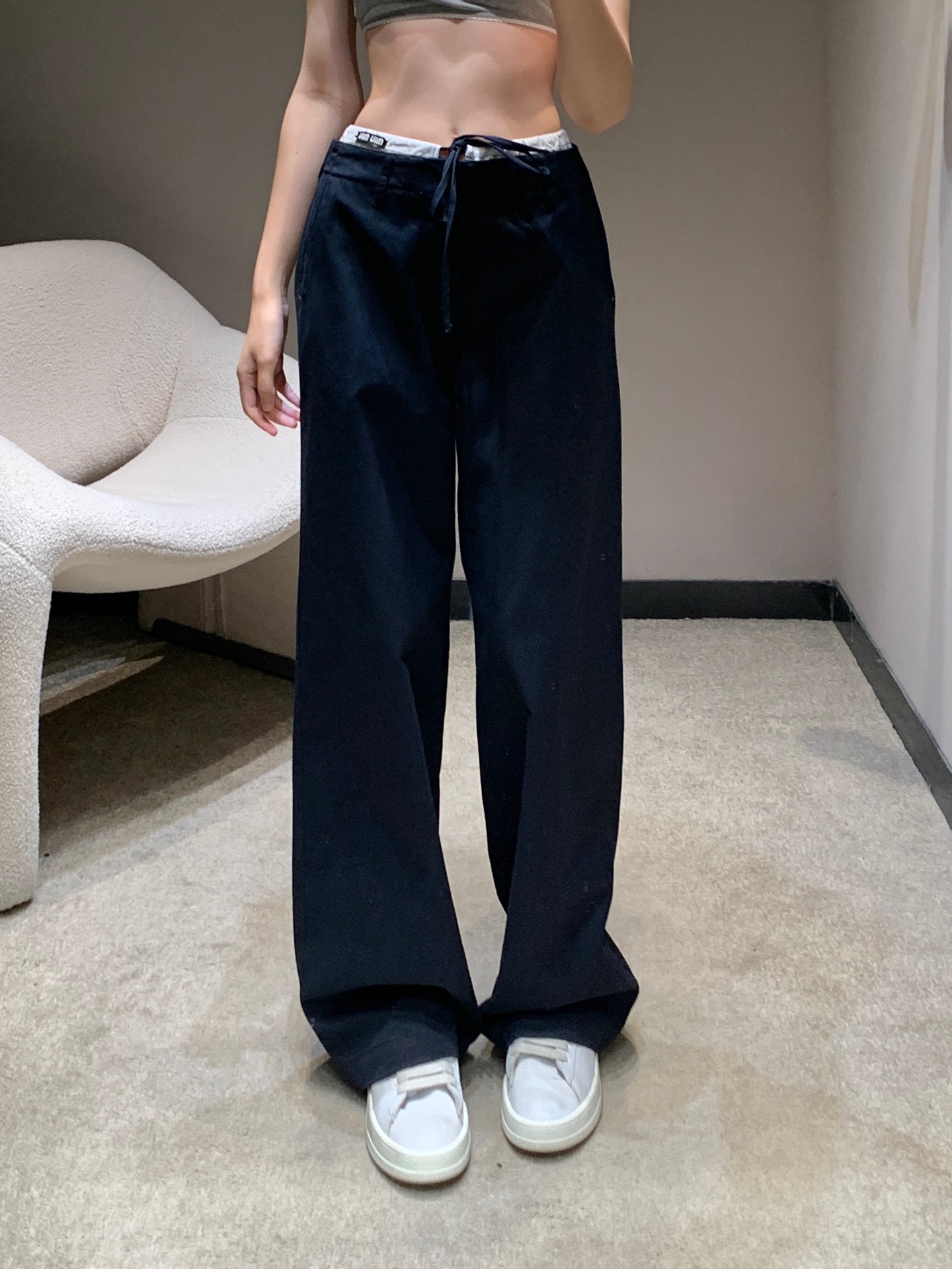 NO:428950,Miu*iu 25Ss spring and summer new style, micro-label decorative straps Tennis jeans trousers | Exclusive high-end production!  The style can be directly conferred a god!  Straight-tube style to save beautiful legs, an absolute straight leg artifact!  Slimming, lifting your arms and legs in one step, contracting your various tops with raising your waistline, so that the smaller one can also wear a three-seven-six-square body proportions and unique and fashionable styles to go out without any confrontation. Whoever wears them has thin straight and long legs!  Highly recommend the order-scoring speed!  S/M/L, miumiu,alexander wang19860909Miu*iu 25Ss春夏新款 微标装饰绑带天丝牛仔长裤丨独家高版出品！版型直接可以封神！直筒版型拯救不丸美腿型 绝对的直腿神器！显瘦提臂拉腿一步到位承包你的各种上衣搭配抬高腰线 让小个子也能穿出三七分身材比例个性独特又时髦出街不撞款 谁穿谁是细直大长腿！强烈推荐砸单速度！现货发售 S/M/L,,miumiu,alexander wang,Women's clothing