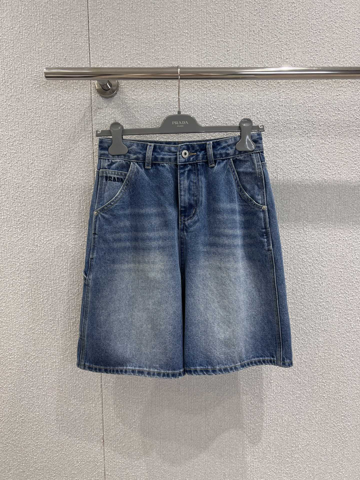 NO:424999,Supports replacement Prad* 25Ss spring and summer new style, classic drawstring five-point jeans | Exclusive high-end production!  In summer, you must arrange a pair of mid-pants, which is very casual and can be controlled. It can cover the flesh and make people slim and make people feel fashionable without any effort. Whether it is a loose T or a slim T, it is casual and retro. S/M/L real-life details pictures are available in stock, prada, jeans, alexander wang19860909支持换款 Prad* 25Ss春夏新款 经典抽绳五分牛仔裤丨独家高版出品！夏天必须得安排一条中裤,休闲范儿十足,大多数都能驾驭,遮肉显瘦毫不费力让人时髦起来的单品不管搭宽松T还是修身T都超 随性又复古 现货发售S/M/L实拍细节图,,prada,jeans,alexander wang,Women's clothing