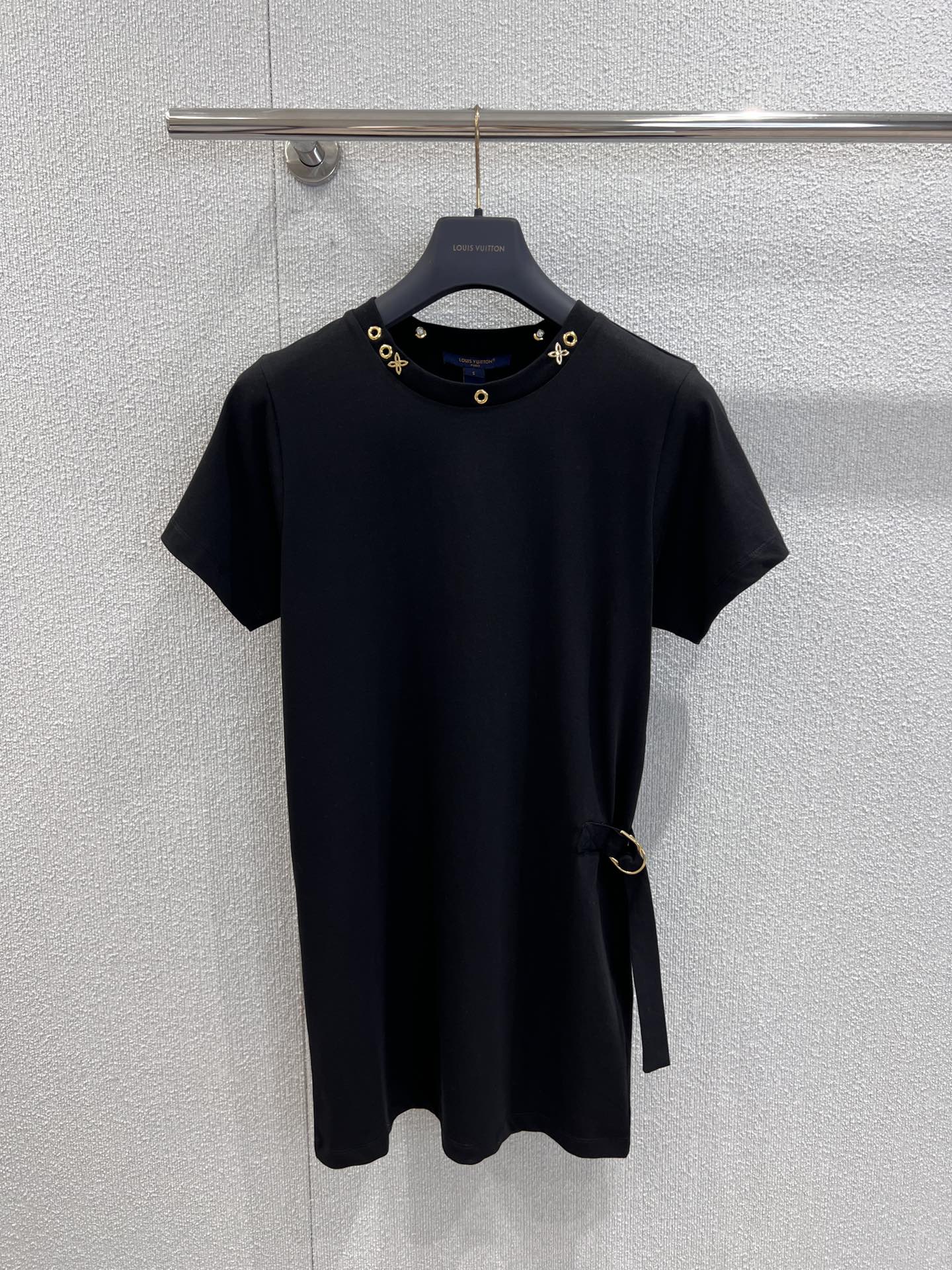 NO:425007,Support replacement of Louis Vuitto* 25Ss spring and summer new style, retro metal decorative round neck short-sleeved dress丨Exclusive yb development!  High-end production!  100% pure cotton fabric is made of skin-friendly and comfortable and breathable. The exquisite gold metal decoration at the neckline cleverly breaks the monotony and shows the luxurious style. The unique lace-up design on the side adds agile details and outlines the graceful posture. Whether it is daily going out or important social occasions, it allows you to easily interpret French style and interpret a unique fashion attitude. S/M/L real-life details pictures are available in stock, louis vuitton, skirts, T-shirt, alexander wang19860909支持换款Louis Vuitto* 25Ss春夏新款 复古金属装饰圆领短袖连衣裙丨独家yb开发！高版出品！采用百分百纯棉面料,亲肤舒适,透气性佳.领口处精致的金色金属装饰,巧妙打破单调,彰显奢华格调.侧边独特的系带设计,增添灵动细节,勾勒曼妙身姿.无论是日常出街,还是重要社交场合,它都能让你轻松演绎法式风情,诠释独树一帜的时尚态度.现货发售S/M/L实拍细节图,,louis vuitton,skirts,T-shirt,alexander wang,Women's clothing