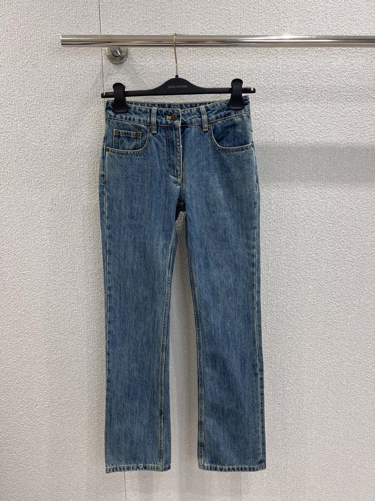 NO:425973,Support replacement Louis Vuitto* 25Ss spring and summer new model Nautical series embroidered denim jean trousers | Exclusive yb development!  High-end production!  Ordered and dyed Japanese denim fabrics are truly made of pure cotton yarn and weaving to make the version shipment process enlarge and see the details. In addition, the reduction degree is close to more than 98, and the workmanship is invincible. Really restored 1:1. Buy directly with your eyes closed. Workmanship quality is looking at the details. On-site sale 34/36/38 real-time details pictures, louis vuitton, alexander wang19860909支持换款 Louis Vuitto* 25Ss春夏新款 航海系列刺绣丹宁牛仔长裤丨独家yb开发！高版出品！订织订染日本丹宁牛仔面料真正用到纯棉纱线织布做到对版出货工艺放大看细节除还原度接近98以上 做工也无敌了真正做到1:1还原 直接闭着眼购买 做工品质看细节.现货发售34/36/38实拍细节图,,louis vuitton,alexander wang,Women's clothing