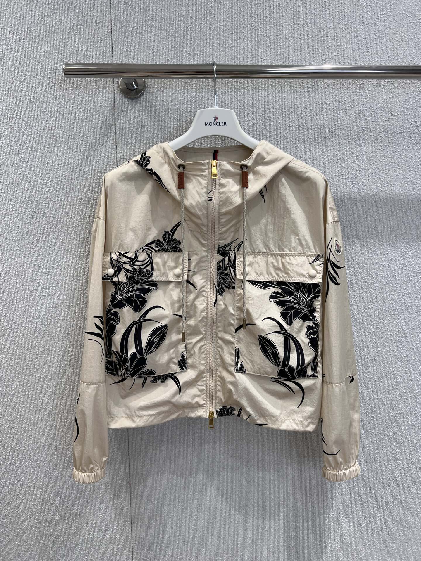 NO:424991,Support replacement Moncle* 25Ss spring and summer new Sauvan vacation style flower and grass printed light and hooded sun protection jacket | Exclusive yb development!  High-end production!  Fully printed plant vine pattern, rich visual effect, elastic and flexible cuffs, more lightweight and flexible, loose drawstring clothes get rid of bloated, windproof and cold protection, first-class windproof and cold protection, combined with symmetrical flip pocket design, add layered look, elbow embellishes iconic badge decoration, highlight the brand tone, enhance the fashion of outdoor activities, casual wear, brilliant and fashionable, S/M/L real-life details pictures,, jackets & coats, hats, alexander wang19860909支持换款 Moncle* 25Ss春夏新款 Sauvan度假风花草印花轻薄连帽防晒外套丨独家yb开发！高版出品！通体满印植物藤蔓图案 丰富视觉效果 袖口弹性松紧贴合身型 更轻便灵活 宽松抽绳衣摆摆脱臃肿 防风御寒效果一流 配合对称翻盖大口袋设计 增添造型层次感 手肘点缀标志性徽章装饰 彰显品牌调性 提升户外活动穿搭的时尚度 随意外搭出彩时髦 现货发售S/M/L实拍细节图,,jackets & coats,hats,alexander wang,Women's clothing