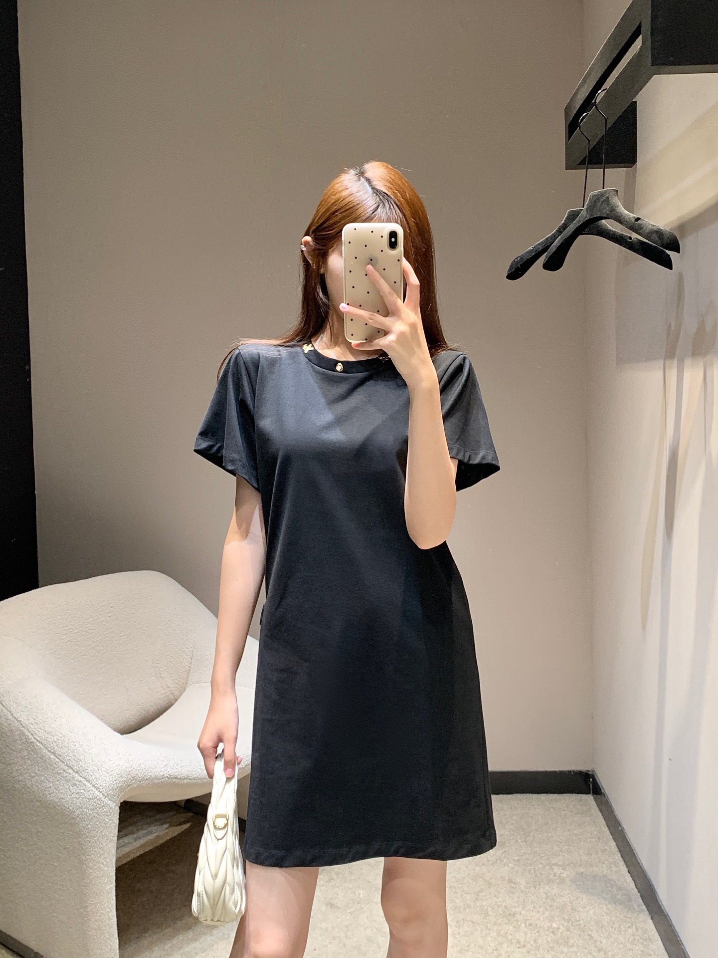 NO:426003,Louis Vuitto* 25Ss Spring and Summer New Style Retro Metal Decorative Round Neck Short Sleeve Dress丨Exclusive yb development!  High-end production!  100% pure cotton fabric is made of skin-friendly and comfortable and breathable. The exquisite gold metal decoration at the neckline cleverly breaks the monotony and shows the luxurious style. The unique lace-up design on the side adds agile details and outlines the graceful posture. Whether it is daily going out or important social occasions, it allows you to easily interpret French style and interpret a unique fashion attitude. S/M/L is available in stock, louis vuitton, skirts, T-shirt, alexander wang19860909Louis Vuitto* 25Ss春夏新款 复古金属装饰圆领短袖连衣裙丨独家yb开发！高版出品！采用百分百纯棉面料,亲肤舒适,透气性佳.领口处精致的金色金属装饰,巧妙打破单调,彰显奢华格调.侧边独特的系带设计,增添灵动细节,勾勒曼妙身姿.无论是日常出街,还是重要社交场合,它都能让你轻松演绎法式风情,诠释独树一帜的时尚态度.现货发售S/M/L,,louis vuitton,skirts,T-shirt,alexander wang,Women's clothing