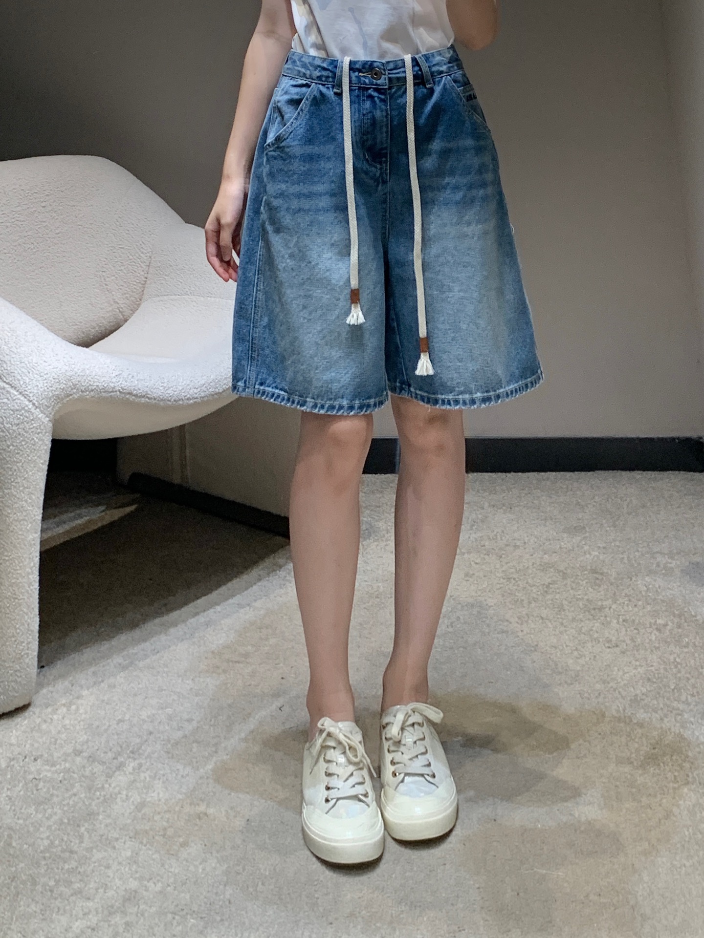 NO:426013,a Prad* 25Ss Spring and Summer New Style Classic Drawstring Five-Clip Jeans | Exclusive High-end Production!  In summer, you must arrange a pair of mid-pants, which is very casual and can be controlled. It can cover the flesh and make people slim and make people feel fashionable without any effort. Whether it is a loose T or a slim T, it is casual and retro. S/M/L is available in stock, prada, jeans, alexander wang19860909a Prad* 25Ss春夏新款 经典抽绳五分牛仔裤丨独家高版出品！夏天必须得安排一条中裤,休闲范儿十足,大多数都能驾驭,遮肉显瘦毫不费力让人时髦起来的单品不管搭宽松T还是修身T都超 随性又复古 现货发售S/M/L,,prada,jeans,alexander wang,Women's clothing