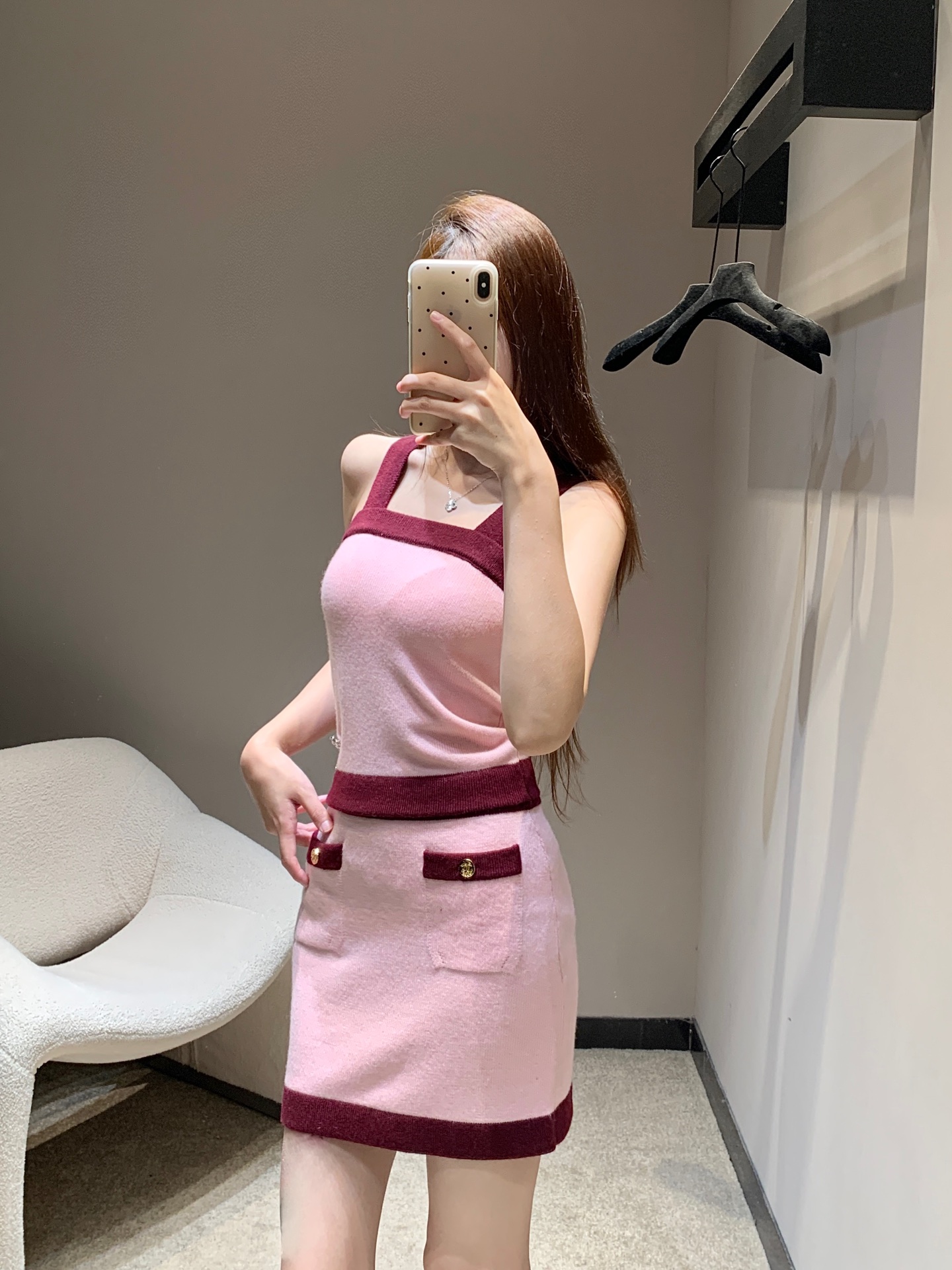 NO:426719,Slings, Chane*25SS spring and summer new style, contrasting knitted suspender + short skirt suit丨Exclusive high-end production!  The whole body is fine and crochet texture design. The chest shoulder strap and hem contour are different from the color of the large body, forming a contrasting layering. The single-side camellia double C pendant chain embellishes the brand personality. It highlights the overall feeling of the outfit. The elastic and elasticity are more refined. Paired with the same series of slim skirts. The edge of the pocket echoes. The outfit looks slim and shows the slouchy tone. The light and luxurious fashionable temperament can be worn alone. The first choice for fashionable outfits in all seasons. S/M/L is available in stock, chanel, skirts, alexander wang19860909吊带 半裙 Chane*25SS春夏新款 撞色针织吊带+短裙套装丨独家高版出品！通体细密钩织纹理设计 胸前肩带和下摆轮廓包边与大身颜色相异 形成撞色层次感 腰间单侧山茶花双C吊坠链条点缀 彰显品牌个性 凸显穿搭整体感 弹性松紧更显精致 搭配同系列修身半裙 口袋边缘印刻徽标呼应 穿搭显瘦 尽显松弛调性 轻奢时髦气质 单穿叠穿均可 四季时尚穿搭首选 现货发售S/M/L,,chanel,skirts,alexander wang,Women's clothing