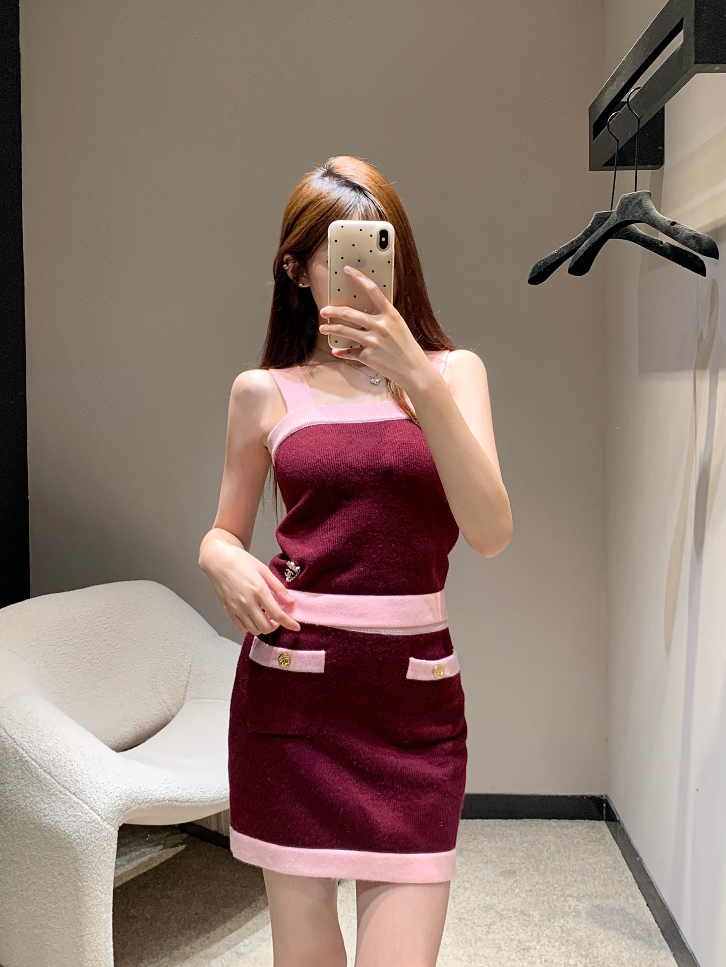 NO:426729,Slings Chane*25SS Spring and Summer New Style Contrast Knitted Slings + Short Skirt Set | Exclusive High-end Production!  The whole body is fine and crochet texture design. The chest shoulder strap and hem are in the same color as the large body, forming a contrasting layering. The single-side camellia double C pendant chain embellishes the brand personality. The overall feeling of the outfit is highlighted. The elastic and elastic are more refined. Paired with the same series of slim skirts. The edge of the pocket echoes. The outfit looks slim and shows the slouchy tone. The light and luxurious fashionable temperament can be worn alone. The first choice for fashionable outfits in all seasons. S/M/L is available in stock, chanel, skirts, alexander wang19860909吊带 半裙Chane*25SS春夏新款 撞色针织吊带+短裙套装丨独家高版出品！通体细密钩织纹理设计 胸前肩带和下摆轮廓包边与大身颜色相异 形成撞色层次感 腰间单侧山茶花双C吊坠链条点缀 彰显品牌个性 凸显穿搭整体感 弹性松紧更显精致 搭配同系列修身半裙 口袋边缘印刻徽标呼应 穿搭显瘦 尽显松弛调性 轻奢时髦气质 单穿叠穿均可 四季时尚穿搭首选 现货发售S/M/L,,chanel,skirts,alexander wang,Women's clothing