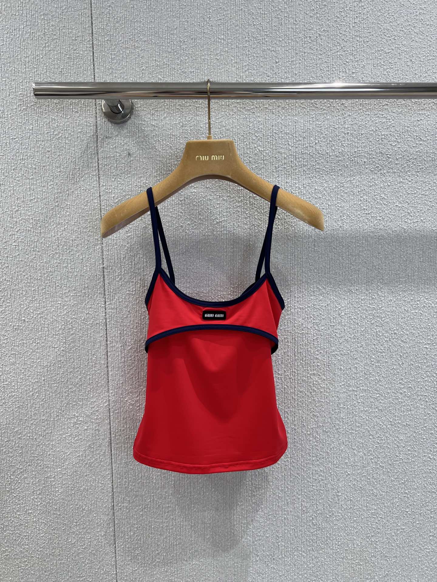 NO:424958,Support replacement Miumi* 25Ss spring and summer new model, sports style contrasting edge suspender vest丨Exclusive yb development!  High-end production!  The cool ceiling of the world is extremely colored, thin shoulder straps outline the shoulder and neck lines, comes with sexy filters, fake two-piece design hides a trick, sweet and cool feeling is full of sports style fabrics that are comfortable to fly, and you can wear it on daily streets and dates and dances. Who is not a Miu sweet and cool girl? S/M/L real photos are available in stock, miumiu, alexander wang19860909支持换款 Miumi* 25Ss春夏新款 运动风撞色边吊带背心丨独家yb开发！高版出品！人间嗲酷天花板 配色绝绝子,细肩带勾勒肩颈线条,自带性感滤镜,假两件设计藏小心机,甜酷感拉满运动风面料舒适到飞起,日常出街、约会蹦迪都能穿穿上它,谁还不是 Miu 系甜飒少女.现货发售S/M/L实拍细节图,,miumiu,alexander wang,Women's clothing