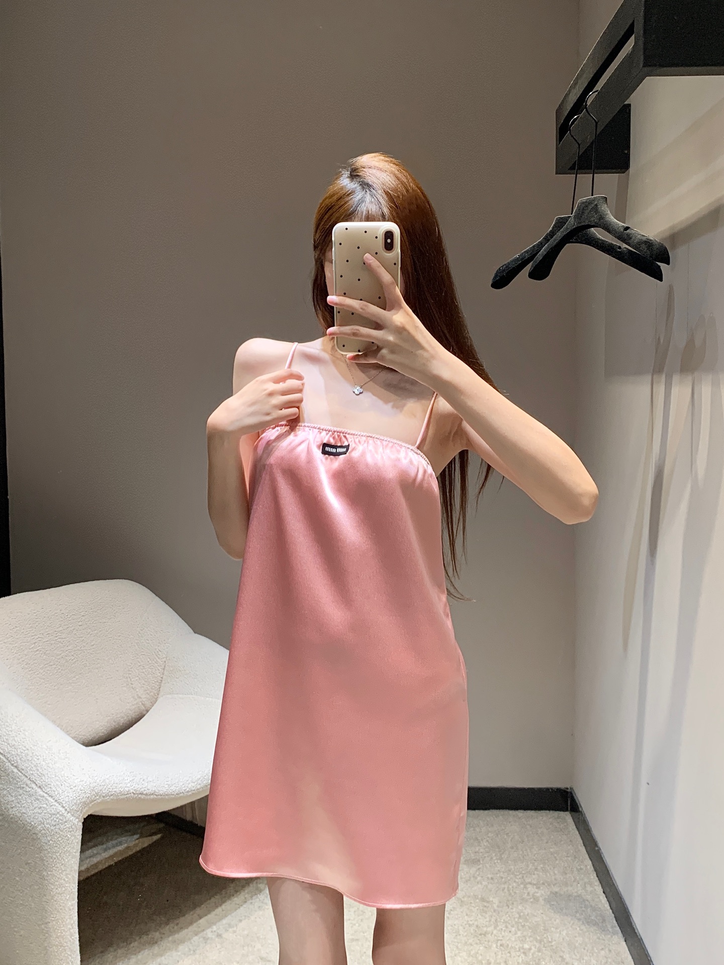 NO:426789,MiuMi* 25Ss spring and summer new style acetic acid suspender dress | Exclusive yb development!  High-end production!  Made of heavy acetic acid material, the white lace design on the chest presents a light and atmospheric style!  Customized contrasting patches and embroidered labels, which reduces age-reducing girlish temperament and makes the classic style look slimming!  Fashionable essential items! Single-fitting layered and all are available for sale in stock S/M/L, miumiu, skirts, alexander wang19860909MiuMi* 25Ss春夏新款 醋酸吊带连衣裙丨独家yb开发！高版出品！重磅醋酸材质制成,胸前白色花边设计呈现轻熟大气风格！定制撞色贴布绣贴标 减龄少女气质百搭,经典版型巨显瘦！时髦必备单品!单穿叠穿都现货发售S/M/L,,miumiu,skirts,alexander wang,Women's clothing