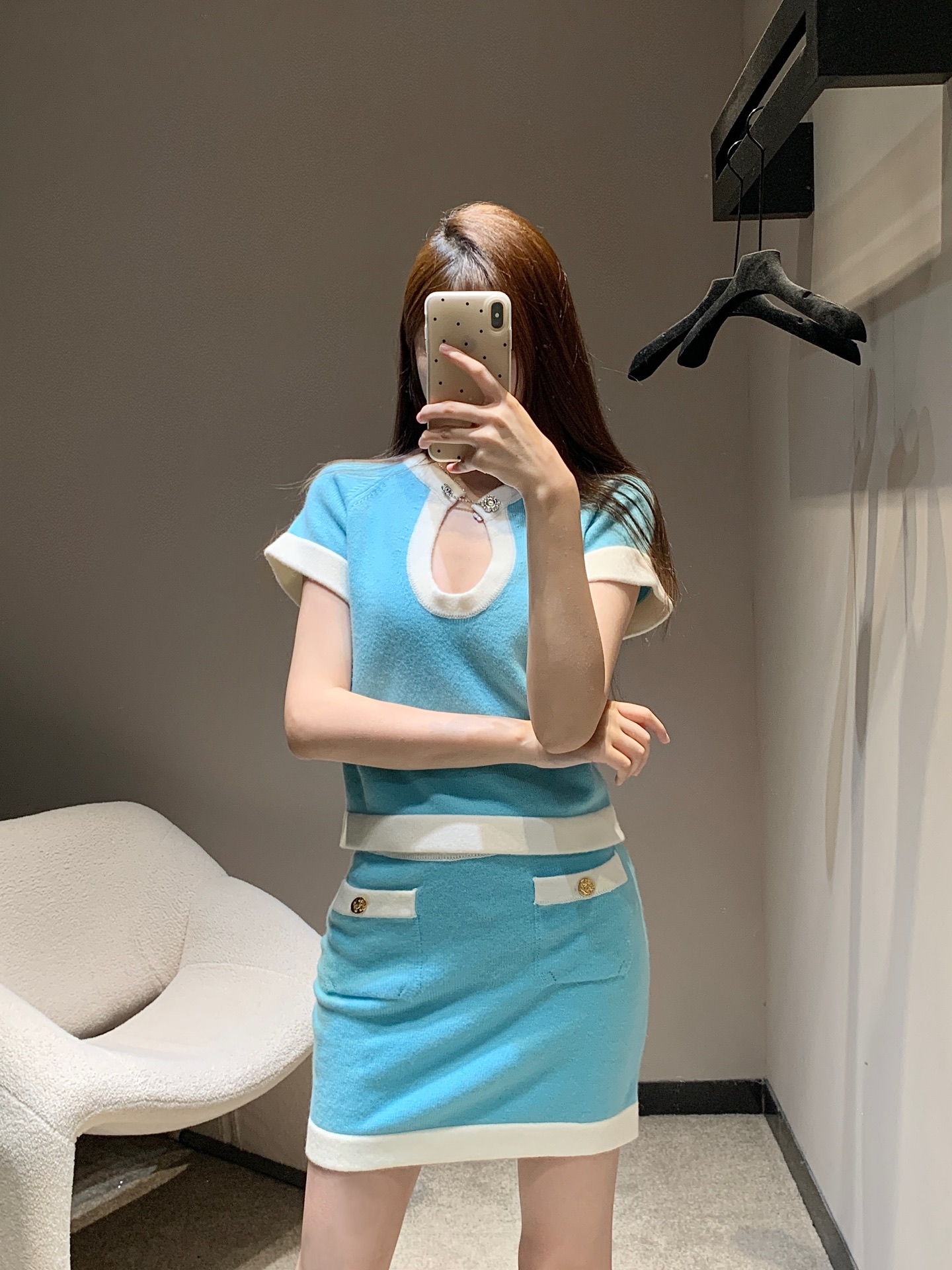 NO:426731,Tops, Skirts, Chane* 25ss Spring and Summer New Style, Chain Knitted Short-Sleeve Top + Skirt Set | Exclusive High-Performance!  The front closure design, the neckline is connected by chain double C camellia, adding fashionable tone, the whole body is covered with white, forming a contrasting layering, matched with elastic fabric, fit the body and make it look slimmer, versatile style is not picky about age and skin tone, matched with short skirts in the same series, symmetrical pockets embellish the mold closure, uniform details, more relaxed and vacation-like, complete set of upper body is suitable for age-reducing fashionable style, perfect workmanship quality depends on details, on sale S/M/L, chanel, skirts, T-shirt, alexander wang19860909上衣 半裙 Chane* 25ss春夏新款 链条针织短袖上衣+半裙套装丨独家高版出品！前襟镂空开叉设计 领口以链条双C山茶花相连 增添时尚调性 通体包边白色融入 形成撞色层次感 搭配弹性十足的面料 贴合身型更显瘦 百搭款式不挑年龄肤色 搭配同系列短裙 对称口袋点缀开模襟扣 细节统一 更显松弛有度假感 成套上身适配减龄时髦风格 完美做工品质看细节 现货发售 S/M/L,,chanel,skirts,T-shirt,alexander wang,Women's clothing