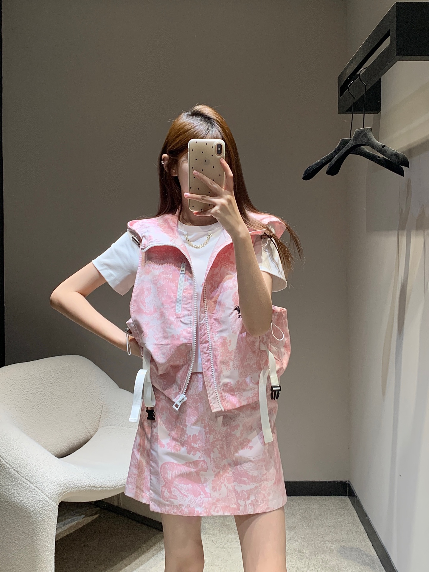 NO:426741,Vest Skirt Dio* 25Ss Spring and Summer New Product Jacquard Charge Vest + Skirt Set | Exclusive high-end production!  Imported jacquard charge material, crisp and stylish, full texture, hooded vest cut, the whole body is highlighted by the natural elements of animals and plants, with the back jacquard letter webbing, highlighting the high-end positioning, the waist symmetrical silhouette pocket with drawstring buckle design, portable and practical to increase the sense of layering, the trendy charm of the upper body, the necessary fashion items for date and leisure, the different market version, on-site sale S/M/L,,dior, skirts,hats,alexander wang19860909马甲 半裙 Dio* 25Ss春夏新品 提花冲锋马甲+半裙套装丨独家高版出品！进口提花冲锋材质 挺括有型 质感十足 连帽马甲裁剪 通体以大面积动植物自然元素图案为亮点 配合后背提花字母织带 彰显高端定位 马甲腰侧对称廓形口袋 配合抽绳带扣设计 便携实用增加层次感 上身潮流魅力 约会休闲必备时尚单品 区别市场版本 现货发售 S/M/L,,dior,skirts,hats,alexander wang,Women's clothing