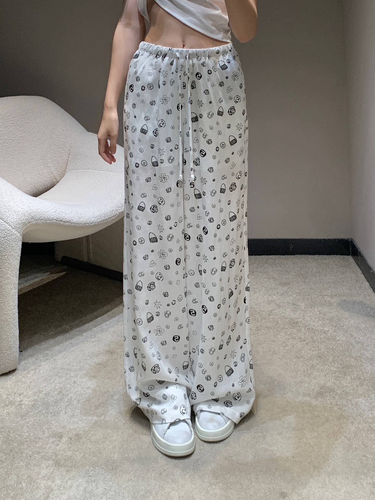 NO:426656,Chane* 25ss Spring and Summer New Style, Tiansi Shishi Printed Casual Trousers丨Exclusive High-end Production!  The colors are versatile and high-end, the customized fabrics show the sense of high-end and casualness, the visual feast, a versatile item that must be bought in all seasons, the texture is great, the lazy style is full of Goddess must be entered into the artifact!  The style is versatile and not picky. It stretches the line proportions and makes the upper body beautiful!  Workmanship quality depends on details S/M/L, chanel, alexander wang19860909Chane* 25ss春夏新款 天丝麻印花休闲长裤丨独家高版出品！颜色百搭高级 定制面料尽显高级随意感 视觉盛宴 四季必入的百搭单品 质感巨好,慵懒范儿十足 女神必入神器！版型百搭不挑人 拉长线条比例 上身美的不要不要的！做工品质看细节 现货发售 S/M/L,,chanel,alexander wang,Women's clothing