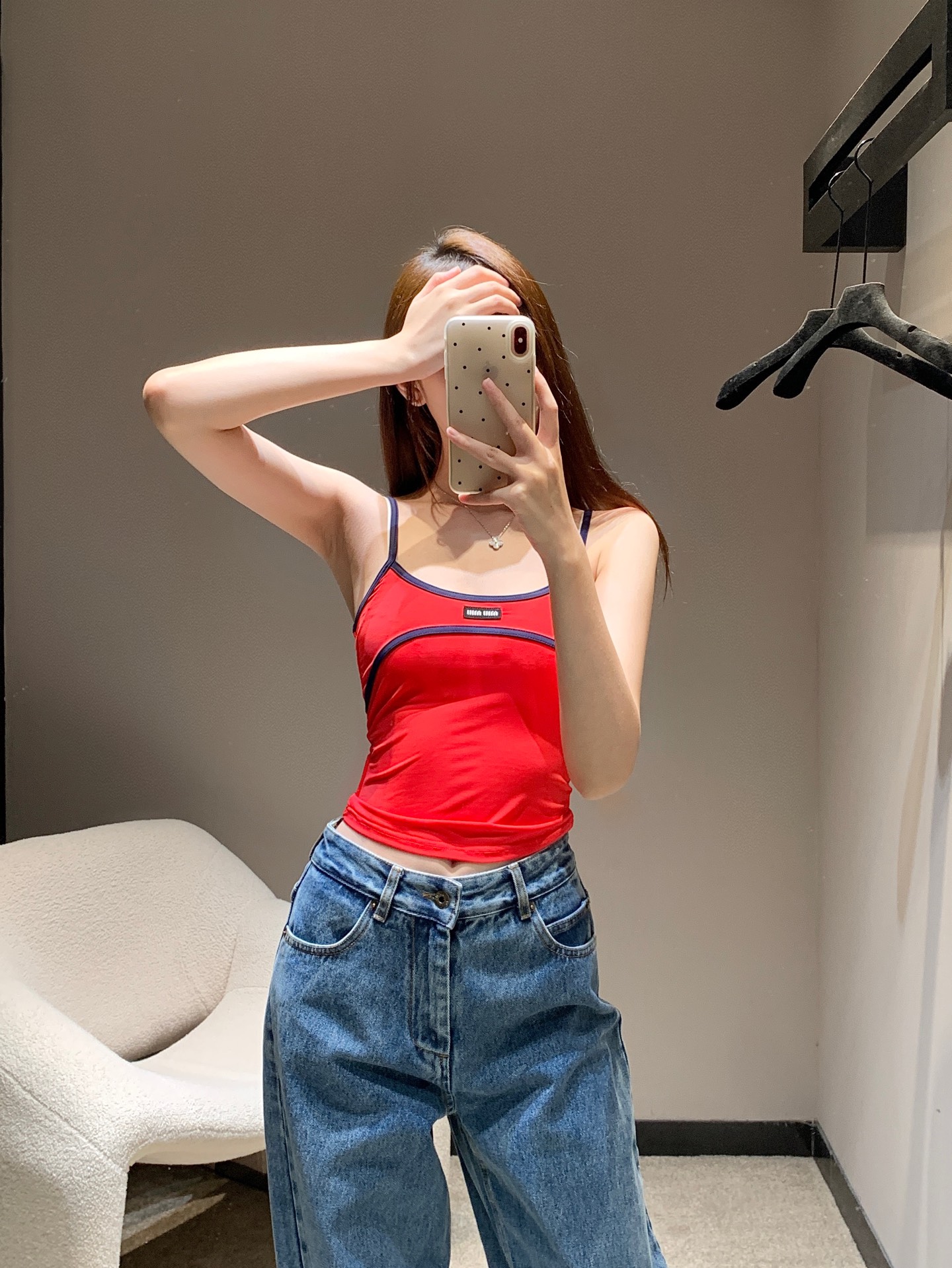 NO:426035,Miumi* 25Ss spring and summer new style sporty contrasting color sling vest | Exclusive yb development!  High-end production!  The cool ceiling of the world is extremely colored, thin shoulder straps outline the shoulder and neck lines, comes with sexy filters, fake two-piece design hides tricks, sweet and cool feeling is full of sports style fabrics that are comfortable to fly, and you can wear it on daily streets and dates and dances. Who is not a Miu sweet and cool girl. S/M/L is available in stock, miumiu, alexander wang19860909Miumi* 25Ss春夏新款 运动风撞色边吊带背心丨独家yb开发！高版出品！人间嗲酷天花板 配色绝绝子,细肩带勾勒肩颈线条,自带性感滤镜,假两件设计藏小心机,甜酷感拉满运动风面料舒适到飞起,日常出街、约会蹦迪都能穿穿上它,谁还不是 Miu 系甜飒少女.现货发售S/M/L,,miumiu,alexander wang,Women's clothing