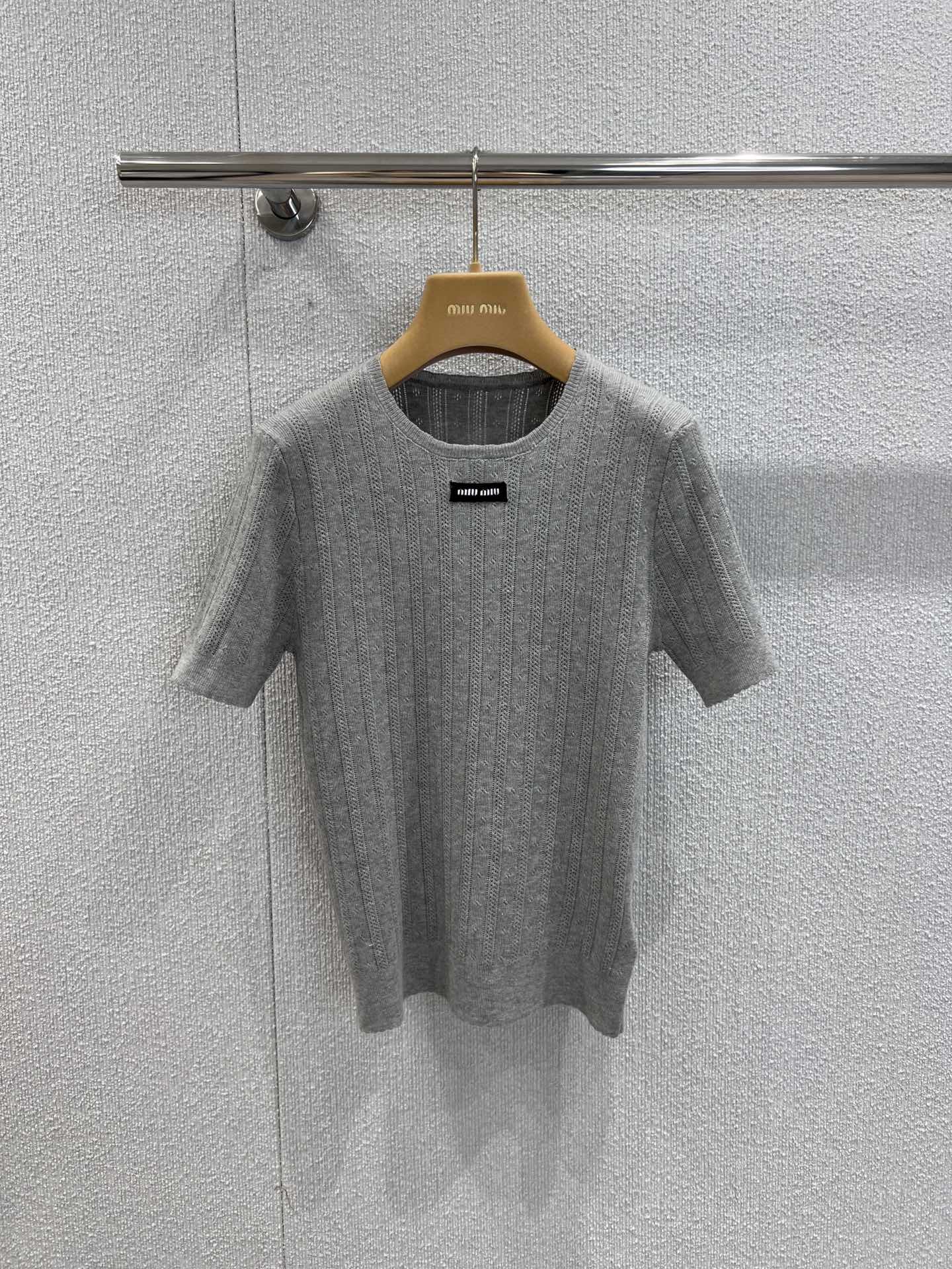 NO:424944,Support replacement Miumi*25Ss spring and summer new style, hidden flower logo letter hollow knitted lace round neck short-sleeved top丨Exclusive yb development!  High-end production!  White, rich and beautiful must be used as a magical tool. The versatile and versatile slim fit is super slim. The imported yarn is super comfortable. The retro temperament is fashionable and high-end!  The upper body looks huge and slim!  Customized yarn material, elegant and high-end girl, S/M/L real photos, detailed pictures, miumiu, T-shirt, alexander wang19860909支持换款 Miumi*25Ss春夏新款 崁花徽标字母镂空针织花边圆领短袖上衣丨独家yb开发！高版出品！白富美必入神器 万能百搭修身版型超显瘦 进口纱线质感超舒适 复古气质时髦又高级！版型上身巨显瘦！定制纱线材质 名媛少女优雅又高级 现货发售S/M/L实拍细节图,,miumiu,T-shirt,alexander wang,Women's clothing