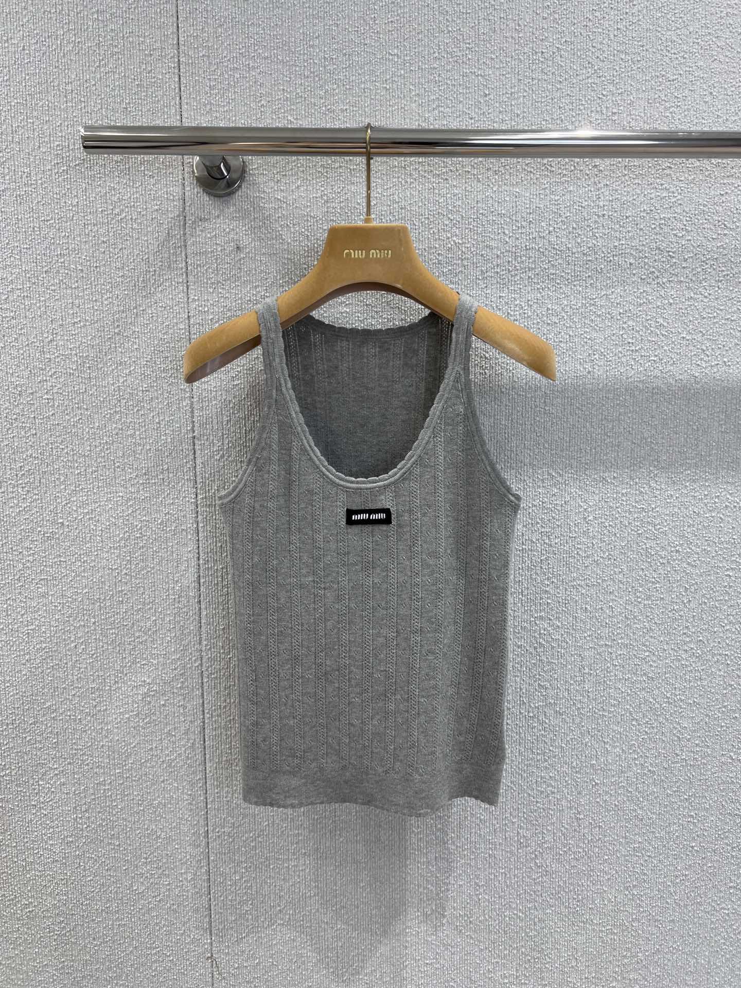 NO:424951,Support replacement Miumi*25Ss spring and summer new style, hidden flower logo letter hollow knitted lace round neck sleeveless vest丨Exclusive yb development!  High-end production!  White, rich and beautiful must be used as a magical tool. The versatile and versatile slim fit is super slim. The imported yarn is super comfortable. The retro temperament is fashionable and high-end!  The upper body looks huge and slim!  Customized yarn material, elegant and high-end girl, S/M/L real-life details pictures, miumiu, alexander wang19860909支持换款 Miumi*25Ss春夏新款 崁花徽标字母镂空针织花边圆领无袖背心丨独家yb开发！高版出品！白富美必入神器 万能百搭修身版型超显瘦 进口纱线质感超舒适 复古气质时髦又高级！版型上身巨显瘦！定制纱线材质 名媛少女优雅又高级 现货发售S/M/L实拍细节图,,miumiu,alexander wang,Women's clothing