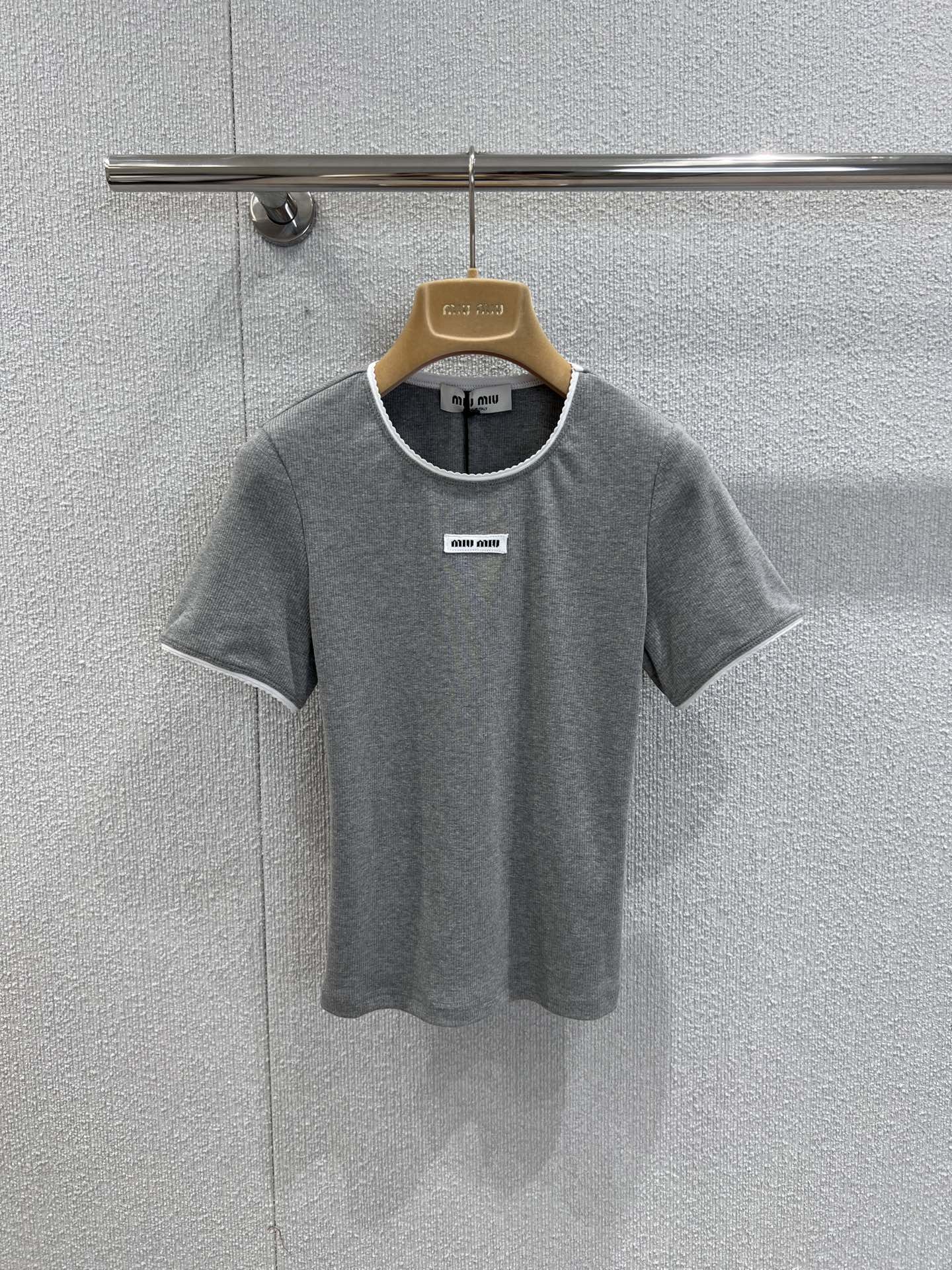 NO:449764,Support replacement MiuMi* 25Ss spring and summer new model, micro-label decorative lace gray short-sleeved T-shirt top丨Exclusive high-end production!  The simple and atmospheric base T-shirt looks casual but it is just closed. It is not simple at all. It has a high elastic threaded cotton and has a high density. It will not deform no matter how you pull it. It has a certain thickness, but it is not stuffy. The fixed knitted lace is very good to grasp the girlish temperament. It is really very miu!  S/M/L real photos, detailed pictures, miumiu, T-shirt,tees, t-shirt,alexander wang19860909支持换款 MiuMi* 25Ss春夏新款 微标装饰花边灰色短袖T恤上衣丨独家高版出品！简洁大气的打底T恤,看似随意实则拿捏直接闭眼入,一点都不简单,高弹力螺纹棉,密度很高 怎么拉都不会变形,有一定厚度,但不闷热,定织针织花边,很好的拿捏少女气质,真的非常miu！现货发售S/M/L实拍细节图,,miumiu,T-shirt,tees，t-shirt,alexander wang,Women's clothing