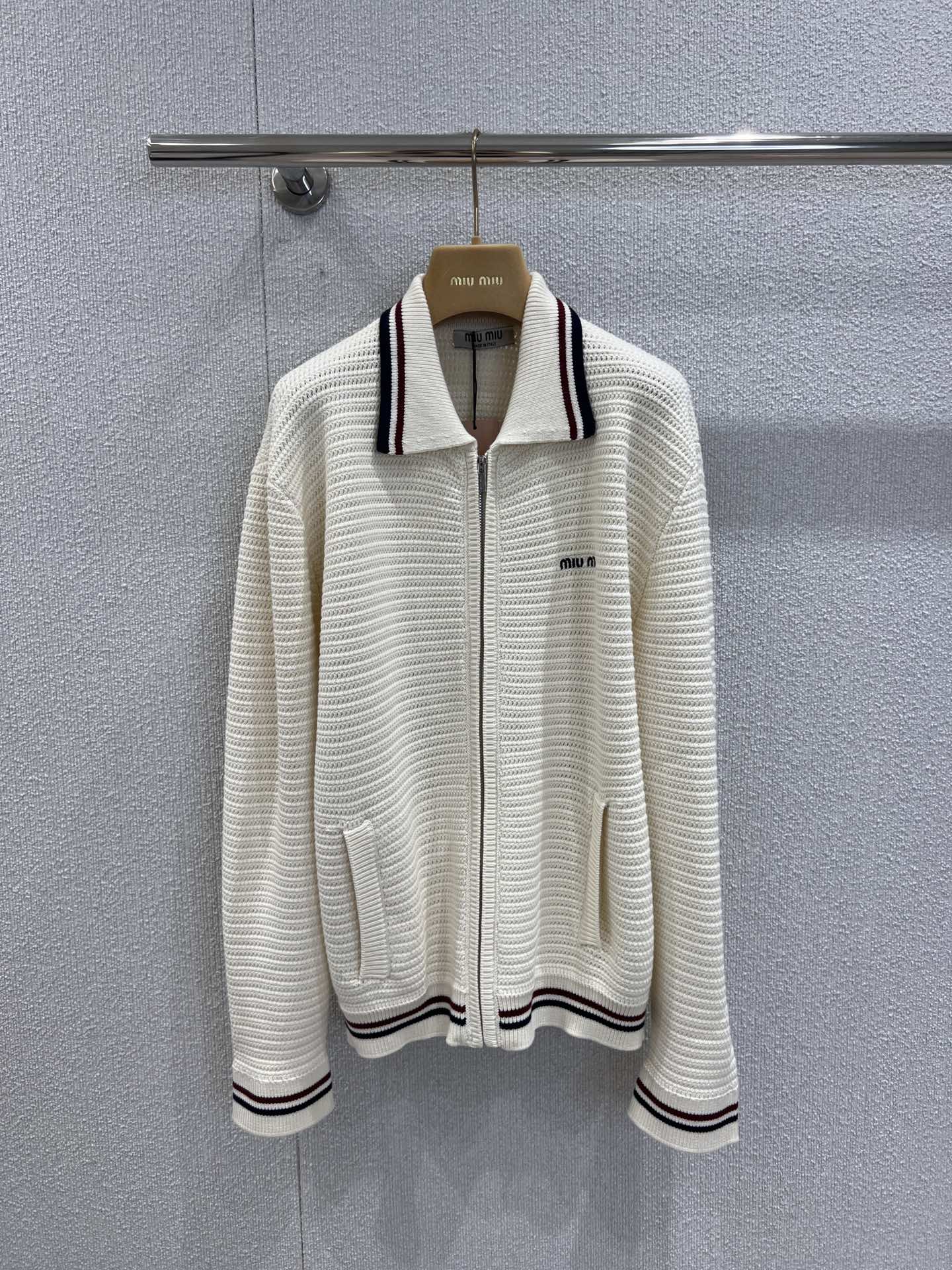 NO:549113,Support replacement Miumi* 25Ss spring and summer new style contrasting striped knitted baseball uniform jacket | Exclusive high-end production!  The embroidery label logo is low-key and luxurious, and white, rich and beautiful must be used as a magical tool!  The universal and versatile loose H-style style is super slimming!  Customized yarn process!  A sweet and cool girl temperament!  Workmanship quality depends on the details. S/M/L real photos of S/M/L are sold in stock, miumiu, jackets & coats, alexander wang19860909支持换款 Miumi* 25Ss春夏新款 撞色条边针织棒球服外套丨独家高版出品！刺绣标签logo低调奢华,白富美必入神器！万能百搭宽松H版型超显瘦！进口纱线定制工艺！减龄甜酷辣妹气质！做工品质看细节.现货发售S/M/L实拍细节图,,miumiu,jackets & coats,alexander wang,Women's clothing