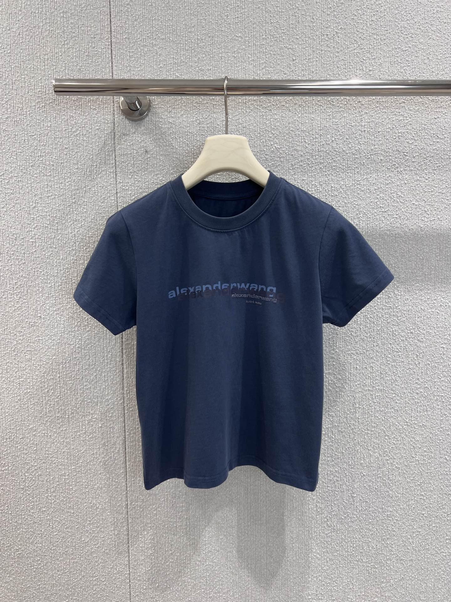 High-Quality Women’s Suit and T-Shirts in Alexander Wang’s 25SS Collection - 图片 1