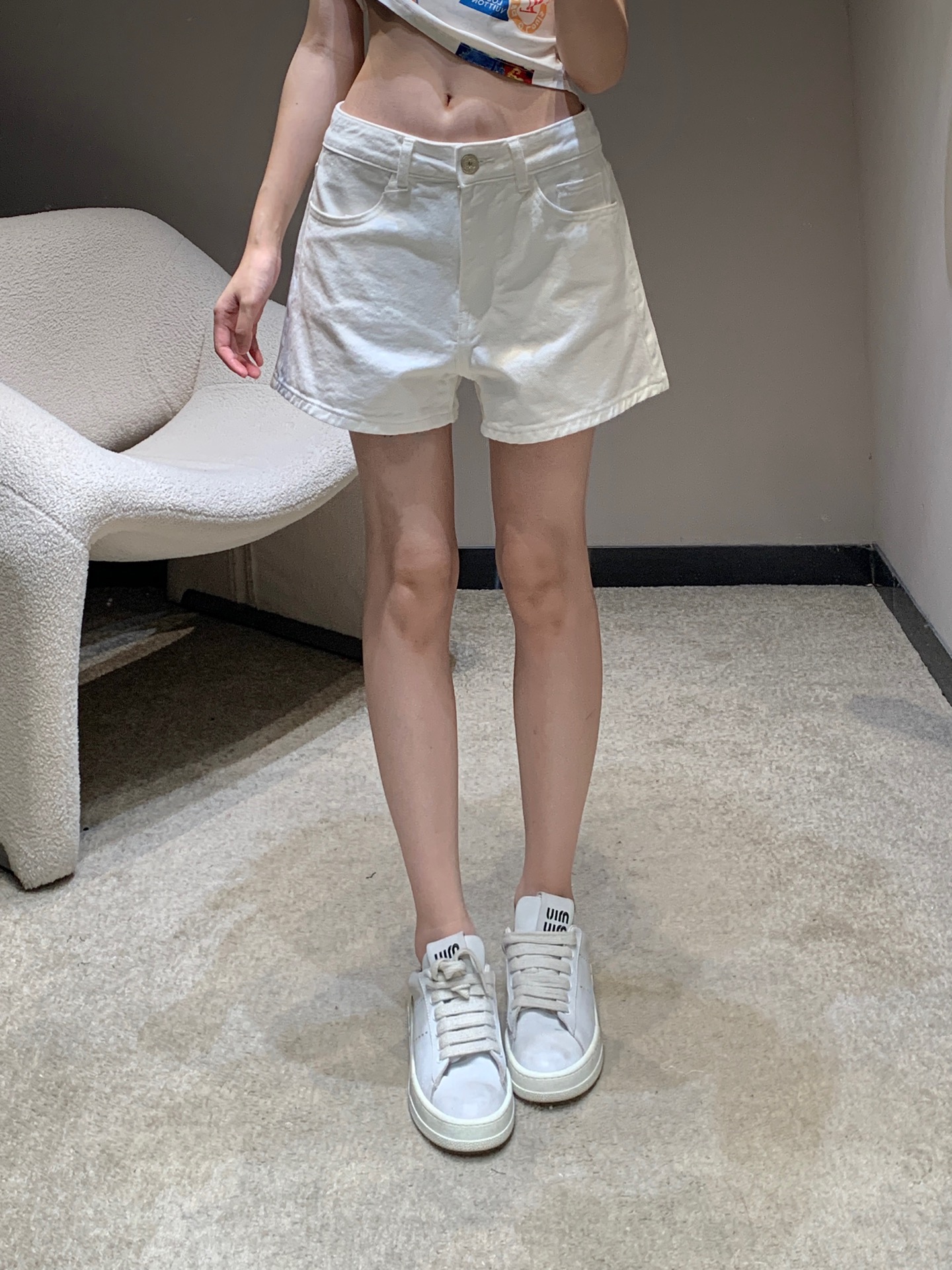 NO:426771,Chane* 25ss Spring and Summer New Style, Back Bag Gradient Beaded White Denim Shorts丨Exclusive High Edition Production!  Selected imported denim fabrics, soft and comfortable texture, back pocket gradient beads design, design sense online, workmanship is neat, detailed processing, high waist style, leg shape that can accommodate everything, can be used to control any body shape, S/M/L, chanel, shorts, alexander wang19860909chane* 25ss春夏新款 后袋渐变珠片白色牛仔短裤丨独家高版出品！精选进口牛仔面料 质感柔软舒适 后袋渐变珠片设计 设计感在线 做工走线齐整 细节处理完美 高腰版型 能包容一切的腿型 任何身形都可以驾驭 现货发售S/M/L,,chanel,shorts,alexander wang,Women's clothing