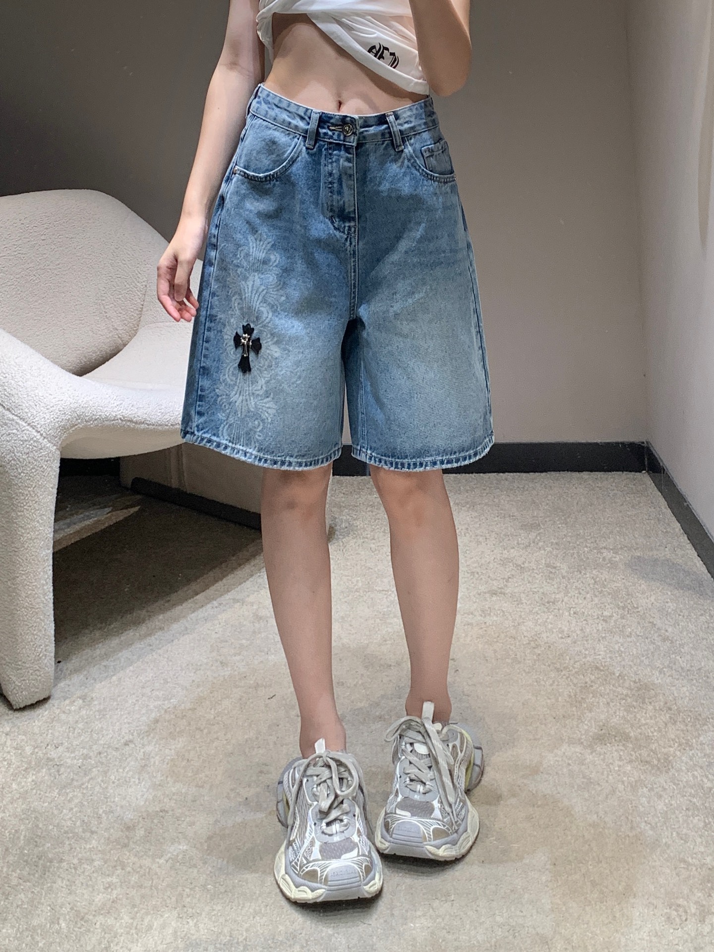 NO:427311,ChromeHearts 25Ss spring and summer new style printed cross leather brand embellished with denim five-point pants | Exclusive high-end production!  These pants are easy to wear! Real name Amway!  The clean and neat loose style has a casual and unruly street laziness. The loose and straight style covers the flesh and makes you look slimming. The handsome feeling of walking with style must have a place to contract your various tops and raise your waistline, so that the smaller one can also wear a three-seven-six-six-sized body proportion!  My sisters closed my eyes and rushed forward!  S/M/L, chrome hearts, alexander wang19860909ChromeHearts 25Ss春夏新款 印花十字皮牌点缀牛仔五分裤丨独家高版出品！这条裤子好穿程度实名安利！干净利落的宽松版型 自带随性不羁的街头慵懒感 宽松直筒的版型遮肉显瘦 走路都带风的帅气感必须拥有一席之地承包你的各种上衣搭配抬高腰线 让小个子也能穿出三七分身材比例！姐妹们都给我闭眼冲！现货发售 S/M/L,,chrome hearts,alexander wang,Women's clothing