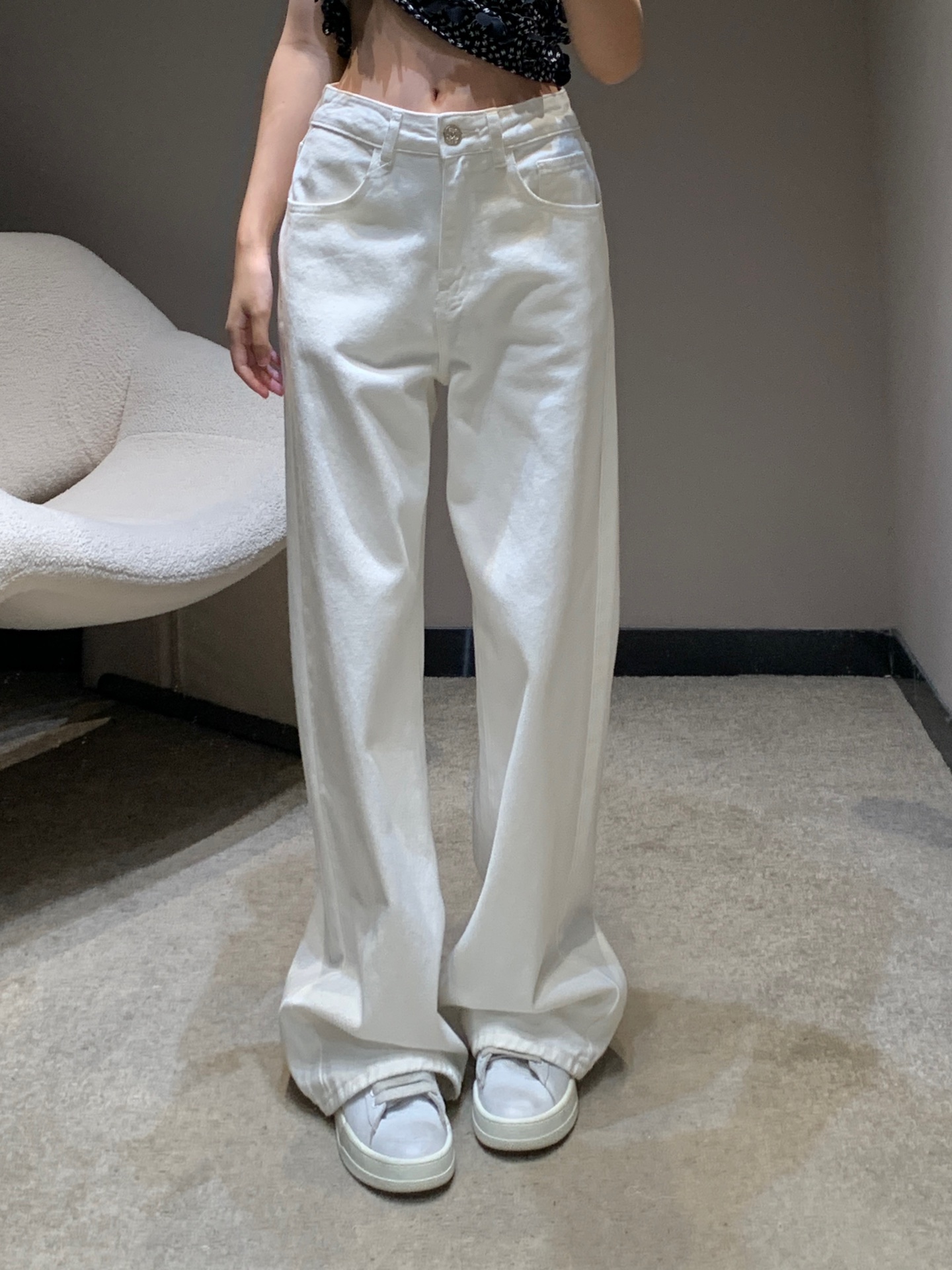 NO:427309,Chane* 25Ss spring and summer new style, rear pocket gradient beaded white jean trousers | Exclusive high-end production!  Selected imported denim fabrics have a soft and comfortable texture. The back pocket gradient beads are designed to make these pants look design-friendly, the workmanship is neat, the details are perfect, the high-waist straight and loose style makes it look thinner, the flesh covers, and the legs are long!  Leg shape that can accommodate all kinds of things can be controlled by any body shape. S/M/L is available in stock, chanel, alexander wang19860909Chane* 25Ss春夏新款 后袋渐变珠片白色牛仔长裤丨独家高版出品！精选进口牛仔面料质感柔软舒适 后袋渐变珠片设计 让这款裤子富有设计感 做工走线齐整 细节处理完美 高腰直筒宽松版型 显瘦 遮肉 显腿长！能包容一切的腿型 任何身形都可以驾驭 现货发售S/M/L,,chanel,alexander wang,Women's clothing