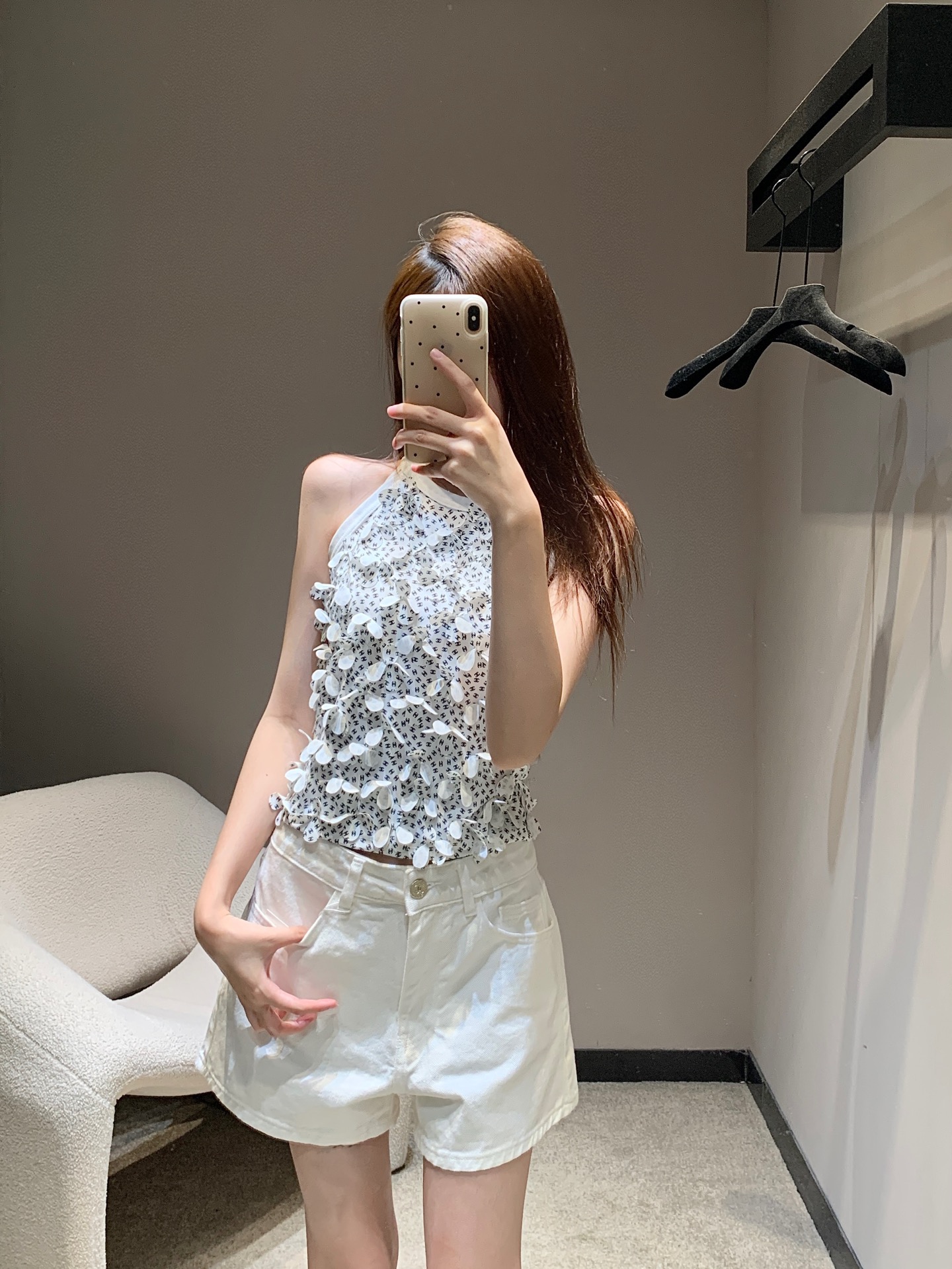 NO:427335,Chane* 25Ss spring and summer new model, heavy industry petal shoulder vest丨Exclusive high-end production!  Cut off the neck shoulder strap vest, black and white, full of black and white, double C letter logo, combined with three-dimensional petal shape, full of fragrance, noble and gorgeous style, thin suspender vest, modify shoulder and neck lines, cute reveals sexy, high-quality, full texture, detailed texture design echoes, easy to become the visual focus, first choice for vacation dates, S/M/L,,chanel,chanel,alexander wang19860909Chane* 25Ss春夏新款 重工花瓣挖肩背心丨独家高版出品！挂脖挖肩吊带背心裁剪 通体黑白两色可选 满铺点缀双C字母徽标 配合立体花瓣状造型 满满香家贵气华丽风格 细吊带背心 修饰肩颈线条 可爱中透露性感 品相高级 质感十足 细节质感设计呼应 轻松成为视觉焦点 度假约会首选 现货发售S/M/L,,chanel,chanel,alexander wang,Women's clothing